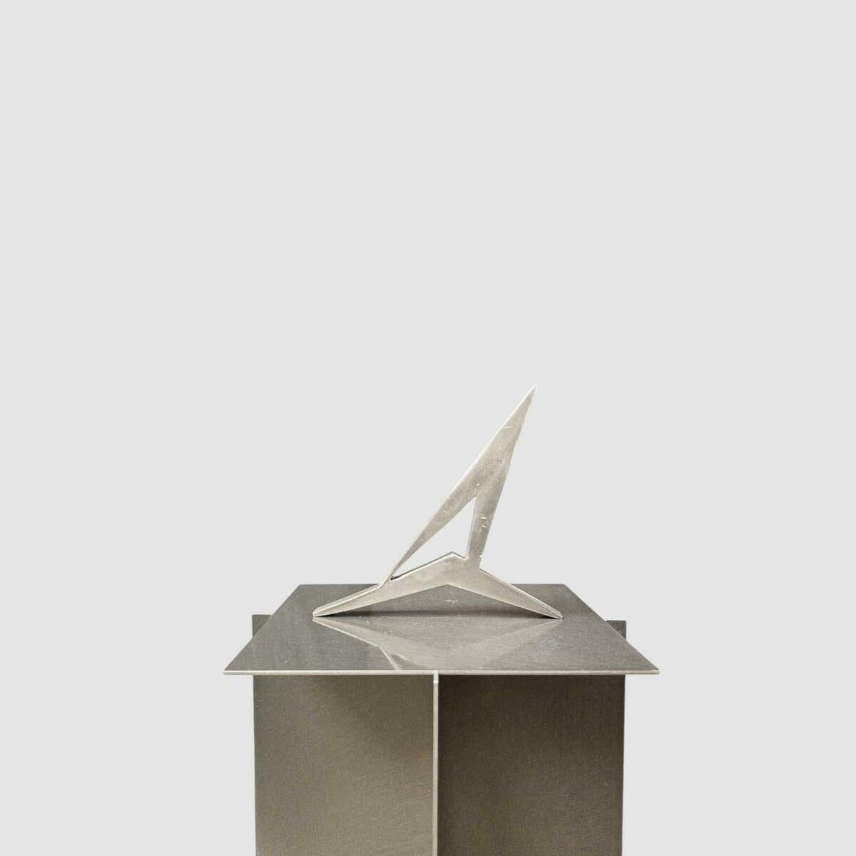 Aluminium-Dreieck ohne Titel von Mart de Houwer, 1975-1985 im Zustand „Gut“ im Angebot in AMSTERDAM, NL