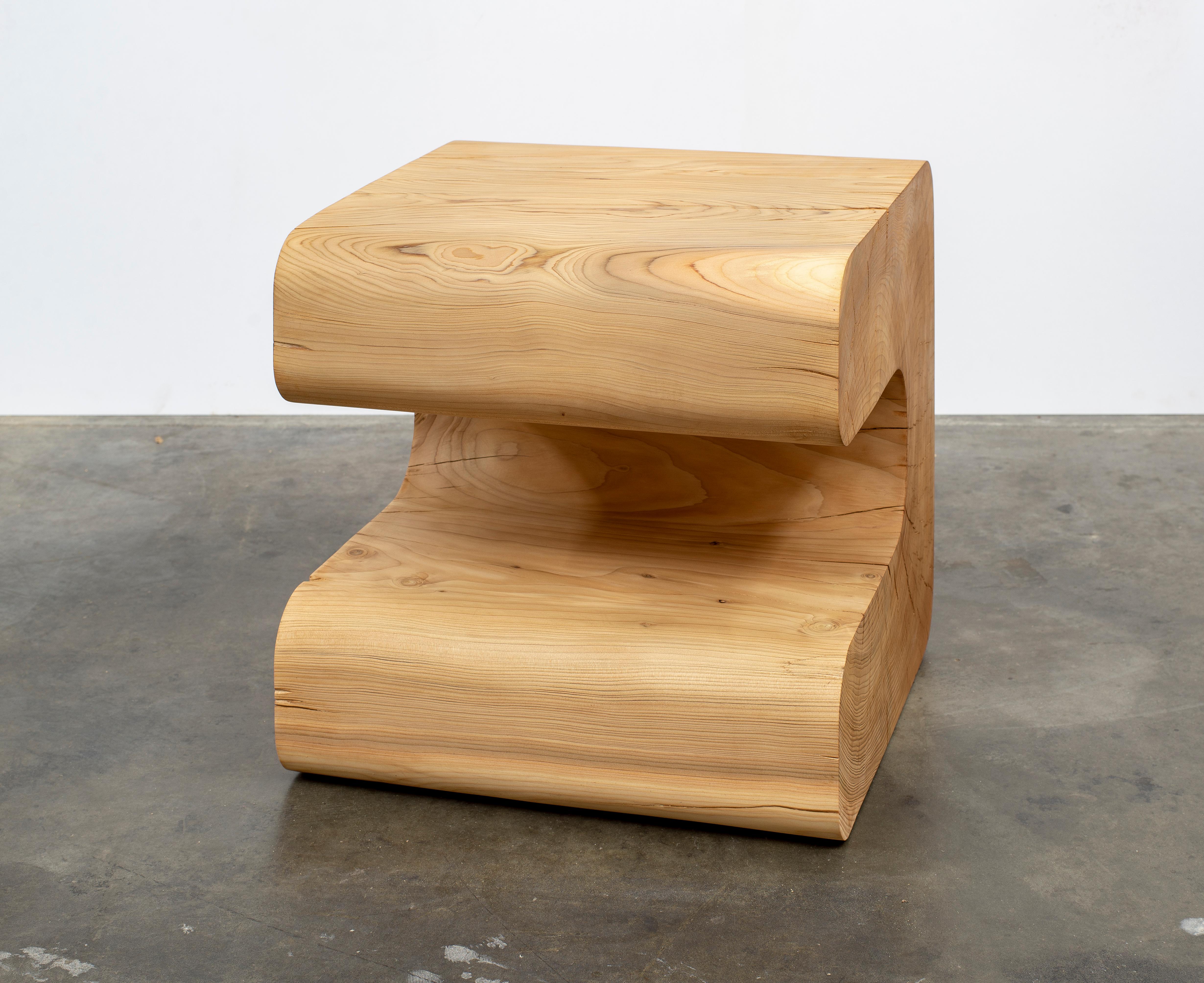 Cette série de l'artiste Christopher Norman, basé à Los Angeles, explore les caractéristiques des formes moulées exécutées dans des bois exceptionnels. La masse et l'échelle des courbes sont inhabituelles tout en étant très compréhensibles. Dans