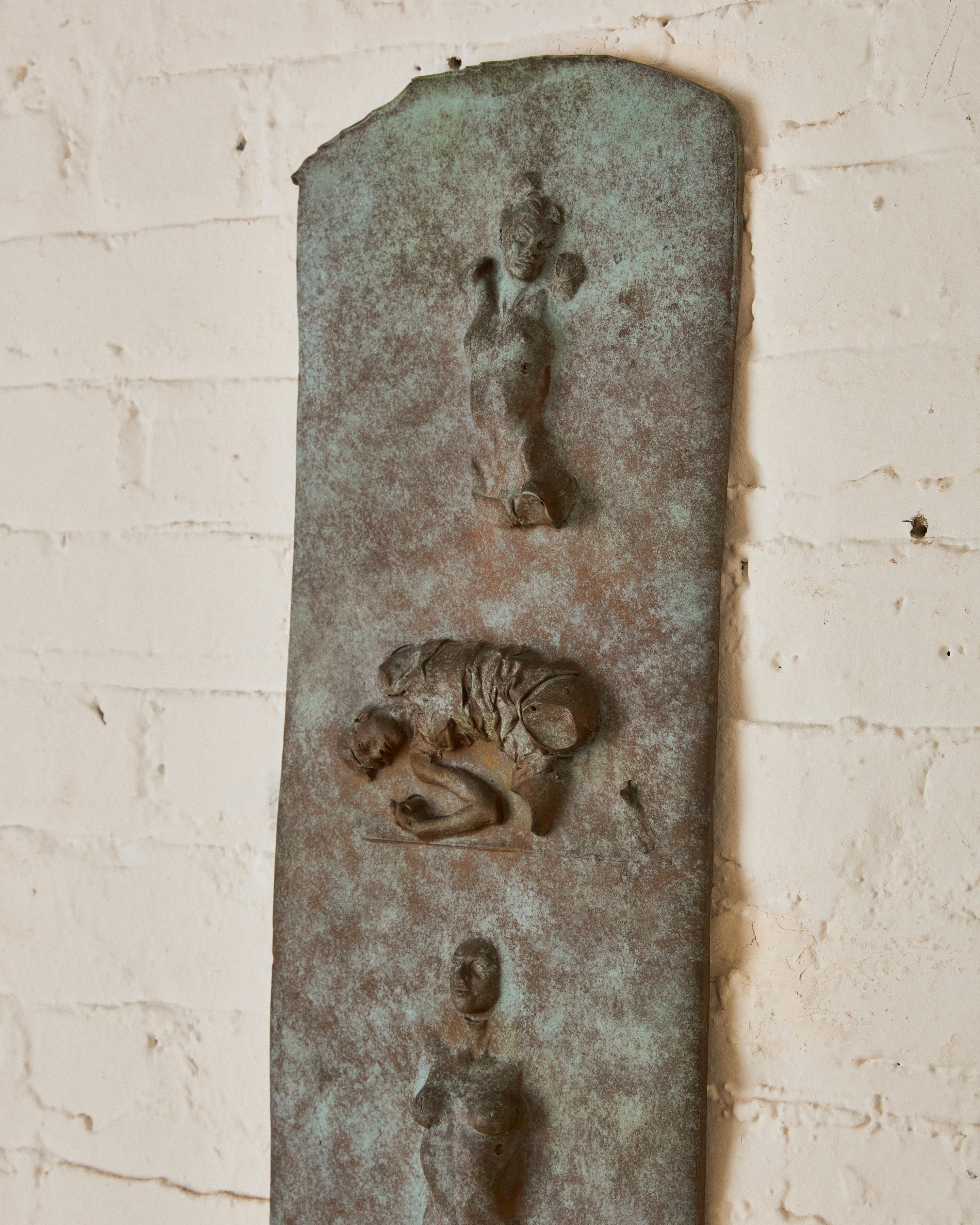 Mid-Century moderno Scultura da parete in rame patinato senza titolo di Robert Graham in vendita