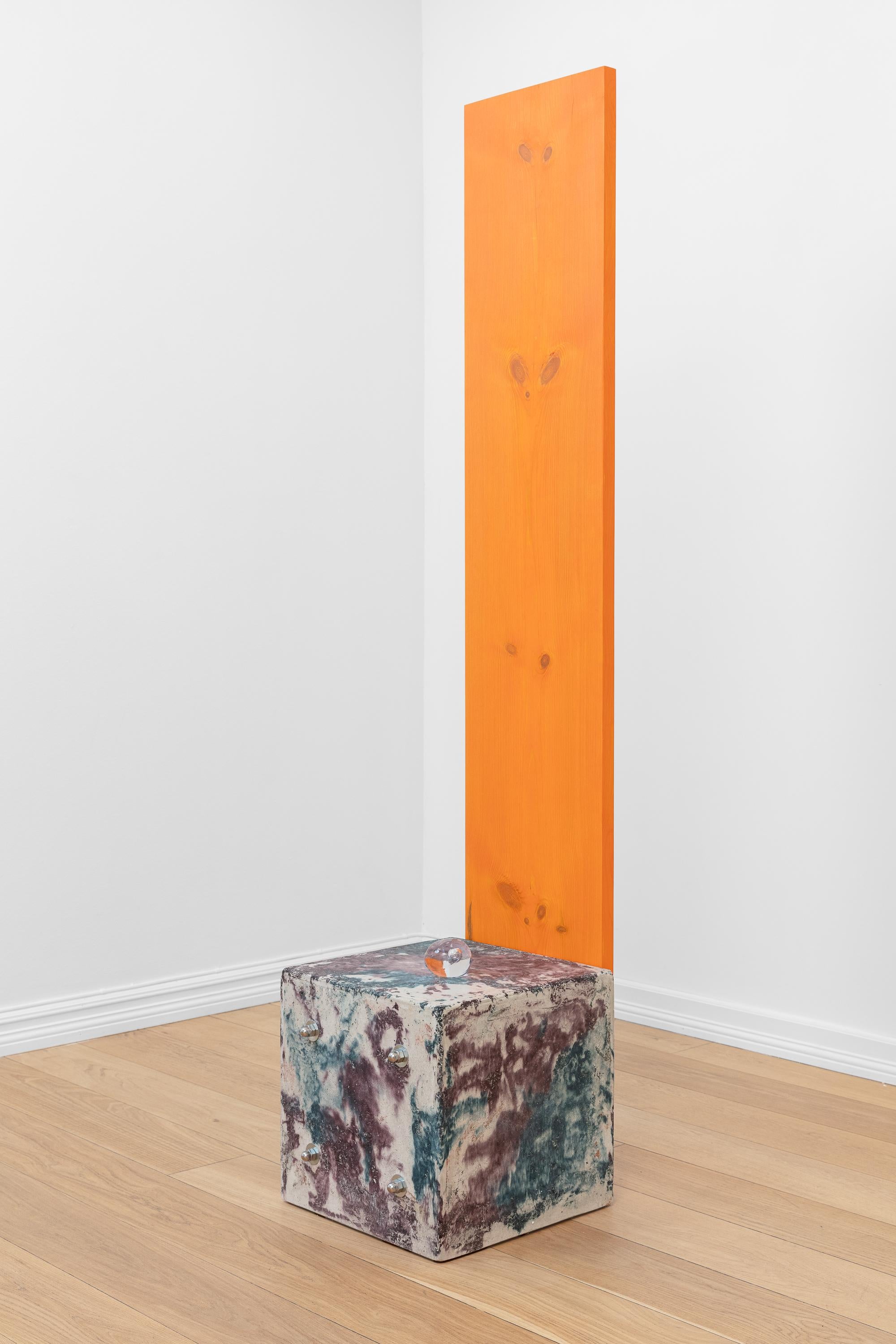 Sans titre (cube turquoise et violet avec un morceau de bois orange)
Béton, pigment, cire d'abeille, Douglas, huile de lin, pièce en verre soufflé.
