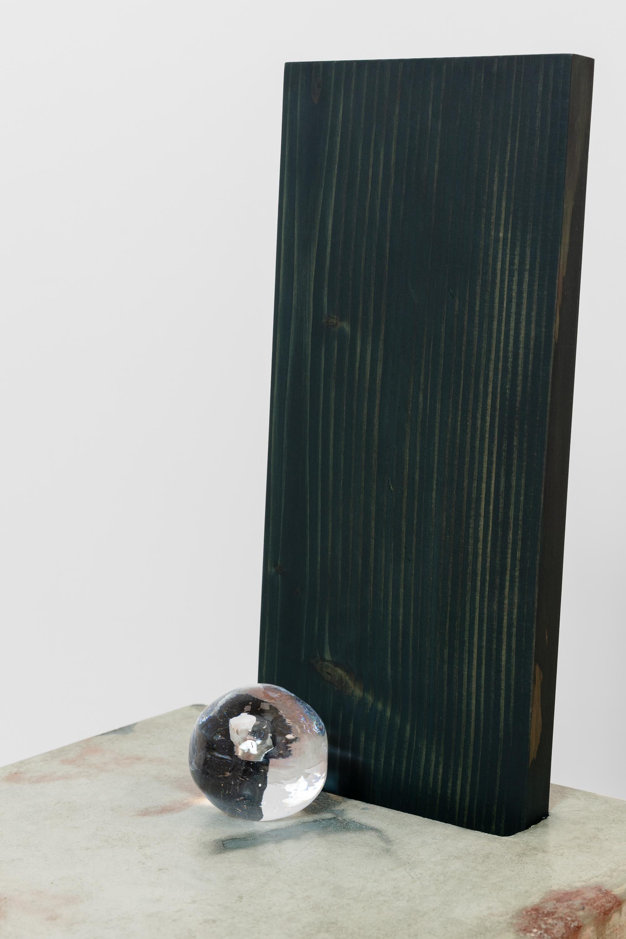 Untitled (dunkelgrünes Holzstück in einem Würfel mit einigen Farben)
Beton, Pigment, Bienenwachs, Douglasie, Leinöl, mundgeblasenes Glasstück.