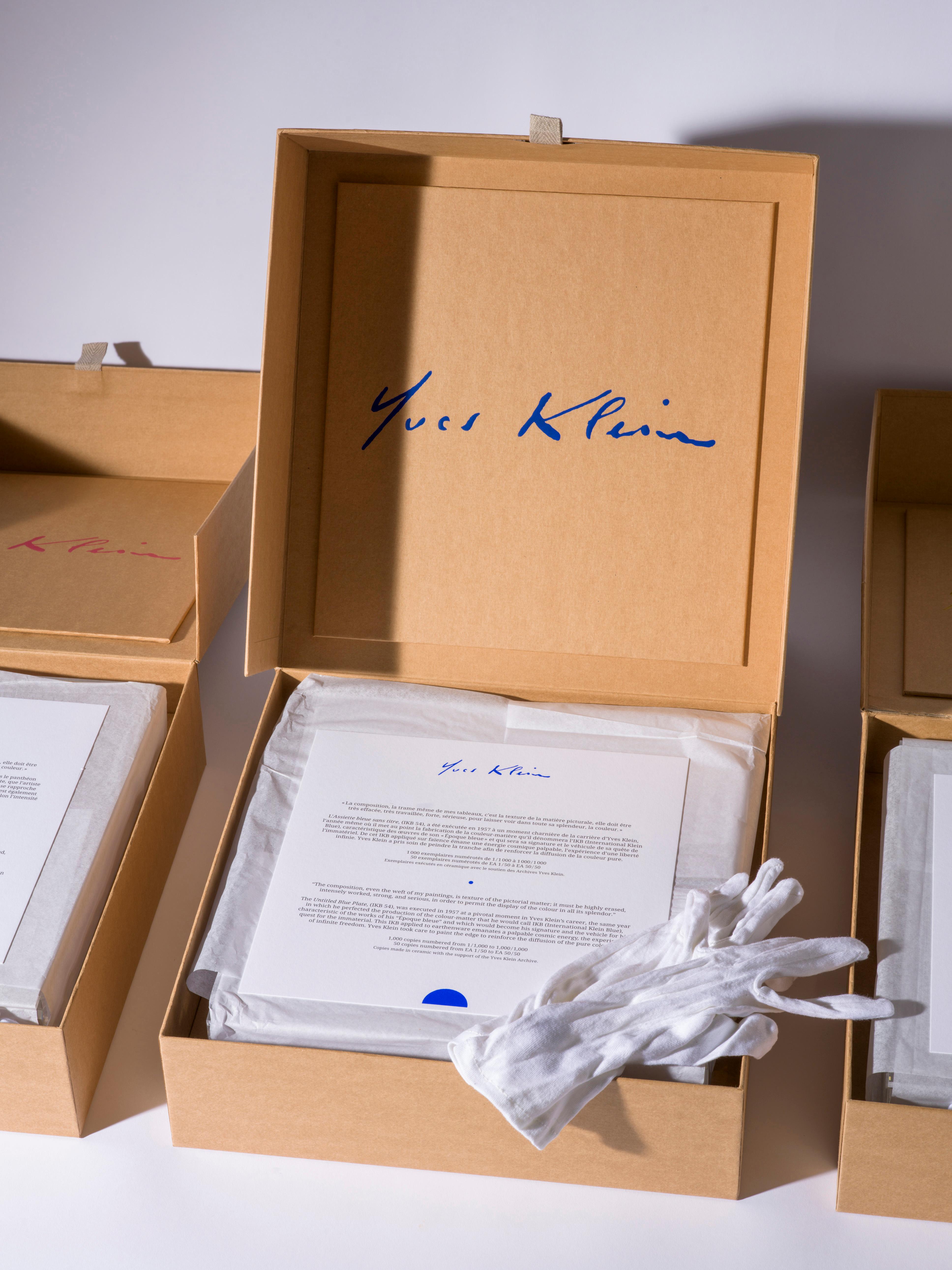 Piatto d'oro senza titolo di Yves Klein in vendita 1