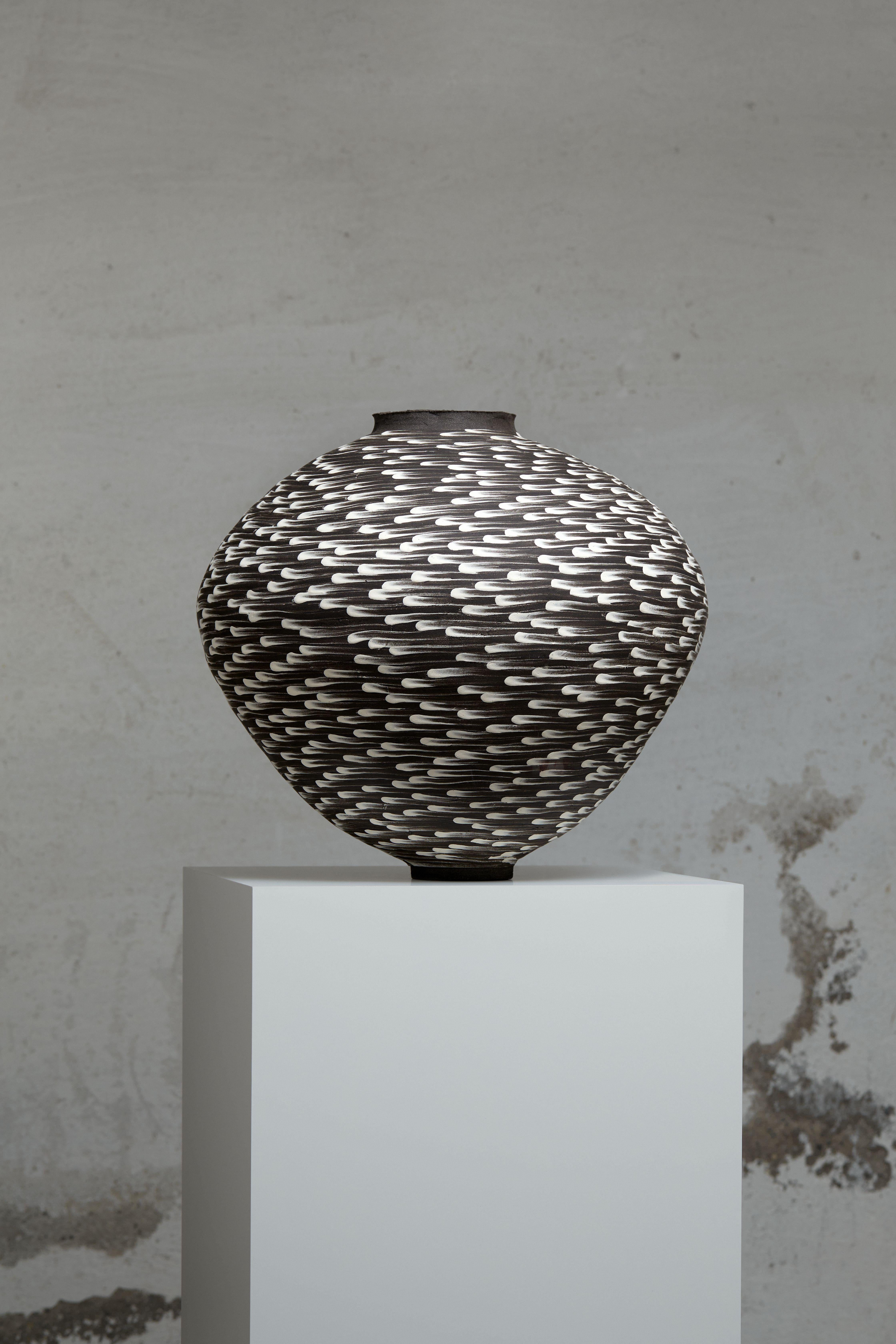 Vaso Untitled No. 42 di Marea Hildebrand
Fatto a mano
Dimensioni: D. 43 x L. 43 x H. 40 cm
Materiali: Gres con barbottina.


Marea Hildebrand (nata nel 1989) è un'artista della ceramica con sede a Zurigo e ha conseguito un master in Studi