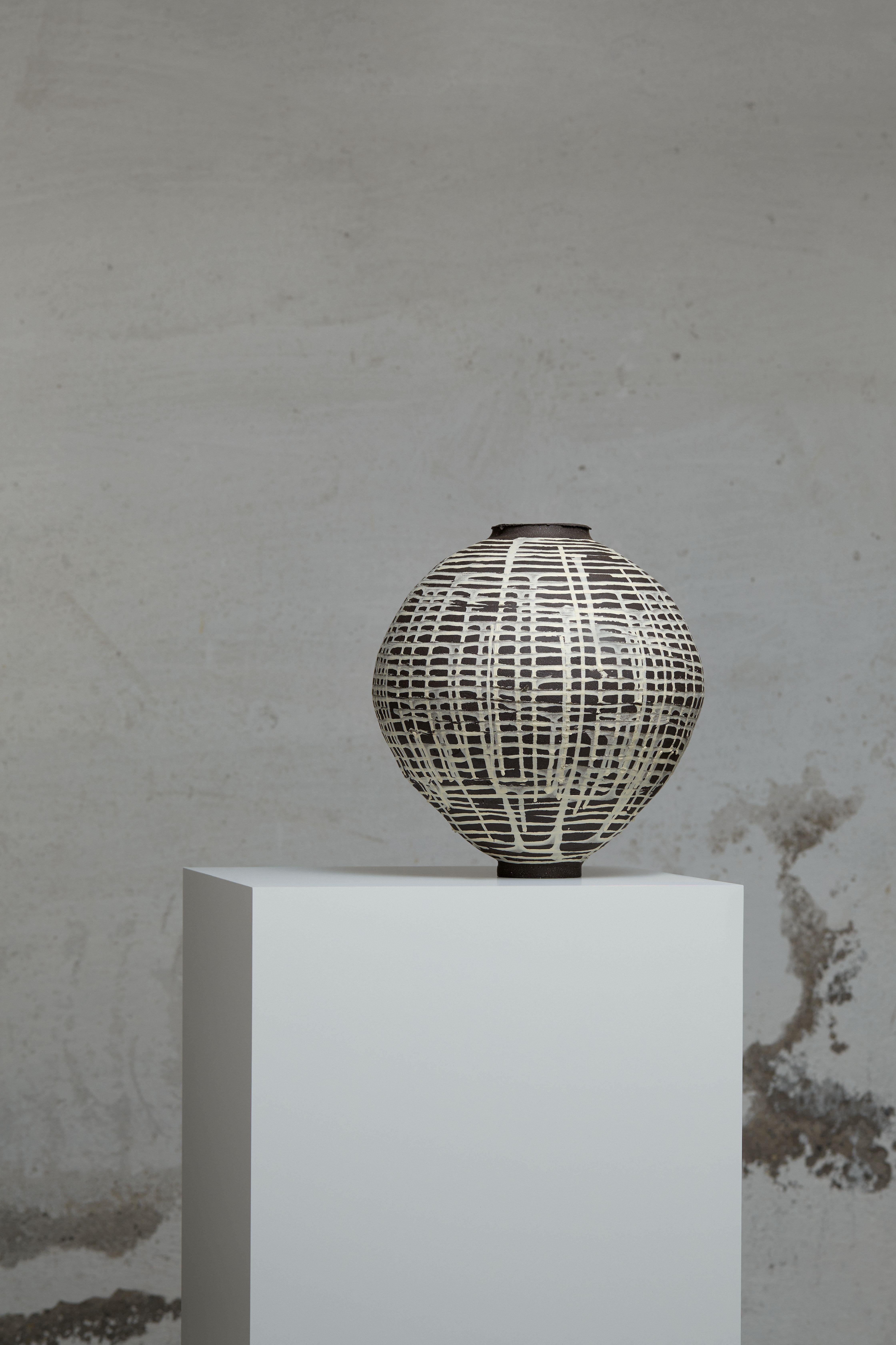 Vaso Untitled No. 45 di Marea Hildebrand
Fatto a mano
Dimensioni: D. 29 x L. 29 x H. 32 cm
Materiali: Gres con barbottina.


Marea Hildebrand (nata nel 1989) è un'artista della ceramica con sede a Zurigo e ha conseguito un master in Studi