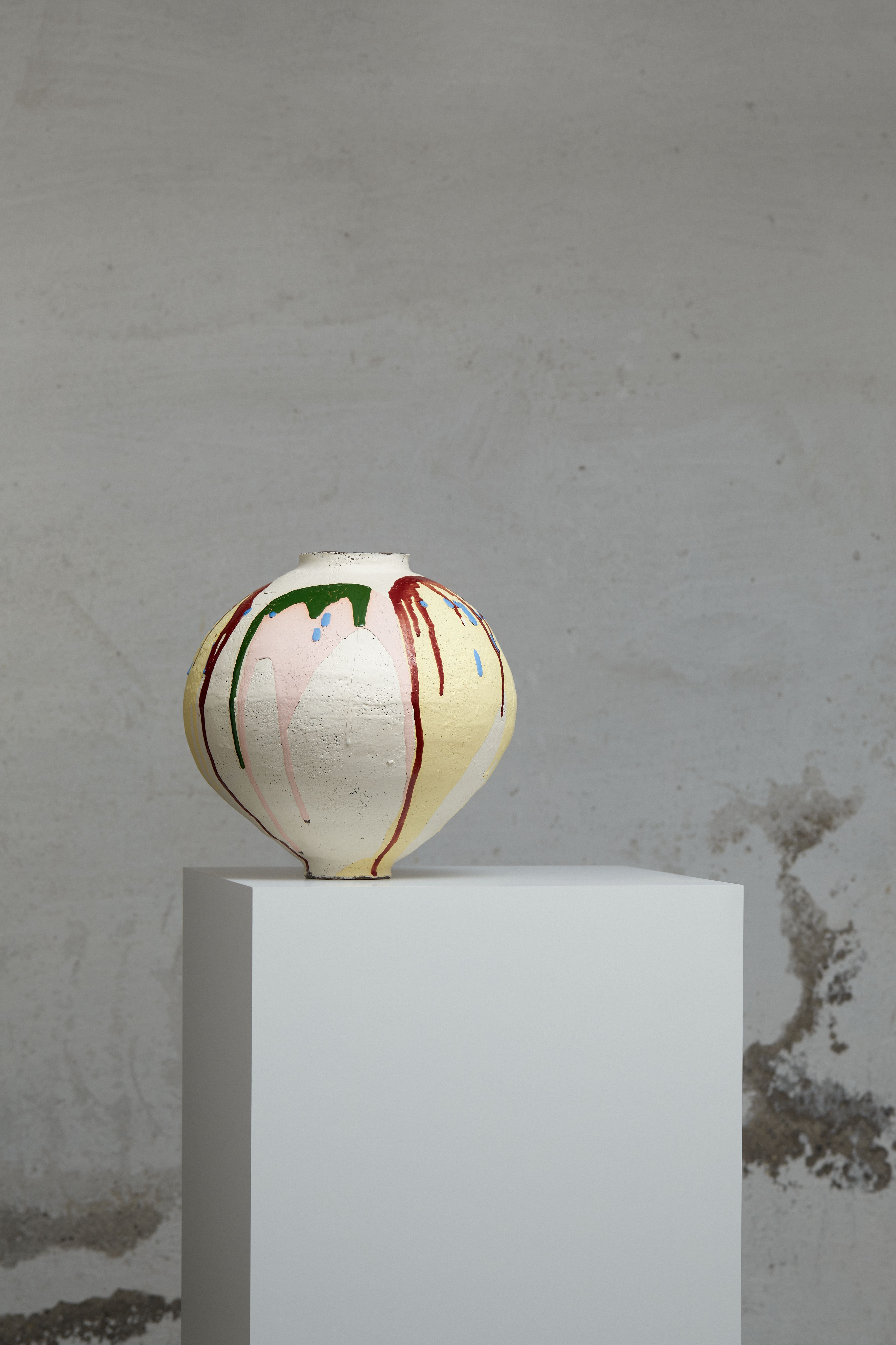 Vase ohne Titel Nr. 46 von Marea Hildebrand
Handgefertigt
Abmessungen: D 28 x B 28 x H 28 cm
MATERIALIEN: Steingut mit Schlicker, Glasur.


Marea Hildebrand (geb. 1989) ist eine in Zürich lebende Keramikkünstlerin mit einem MA in Transdisziplinären