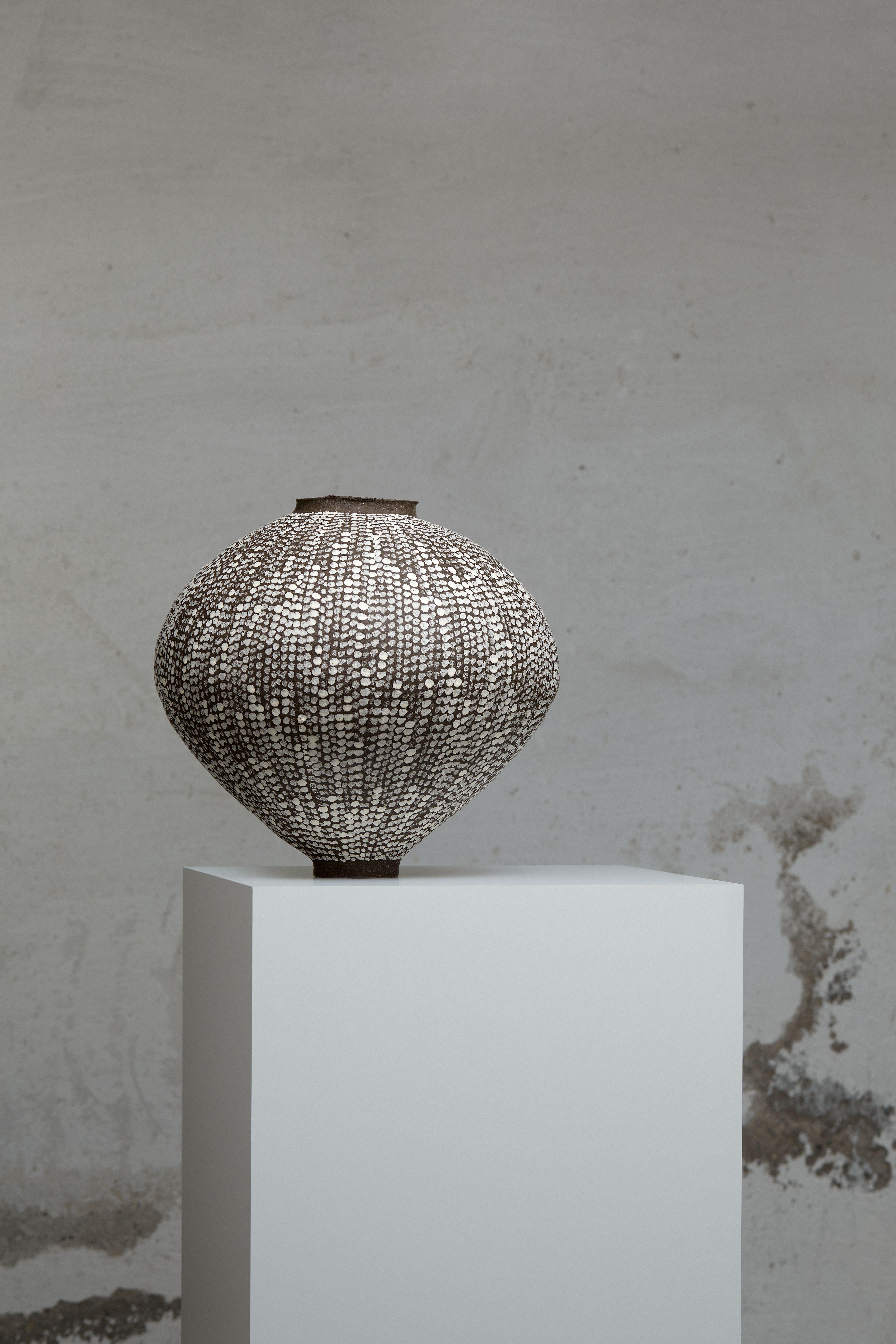 Vase n° 48 de Marea Hildebrand
Fait à la main
Dimensions : D 36 x L 36 x H 33 cm
MATERIAL : Grès avec engobe.


Marea Hildebrand (née en 1989) est une artiste céramiste basée à Zurich, titulaire d'une maîtrise en études transdisciplinaires de