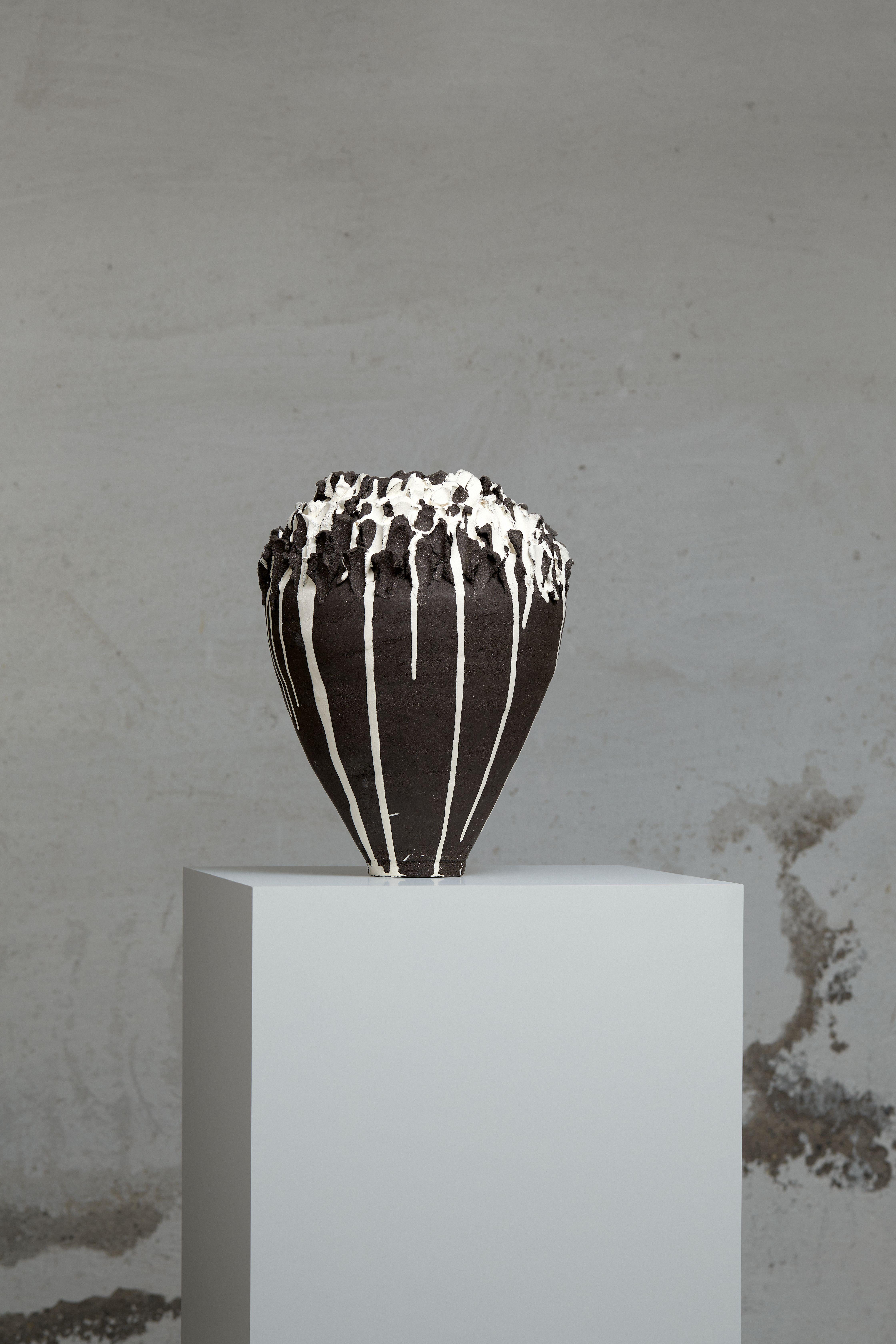 Vaso Untitled No. 50 di Marea Hildebrand
Fatto a mano
Dimensioni: D. 28 x L. 28 x H. 35 cm
Materiali: Gres con barbottina.


Marea Hildebrand (nata nel 1989) è un'artista della ceramica con sede a Zurigo e ha conseguito un master in Studi