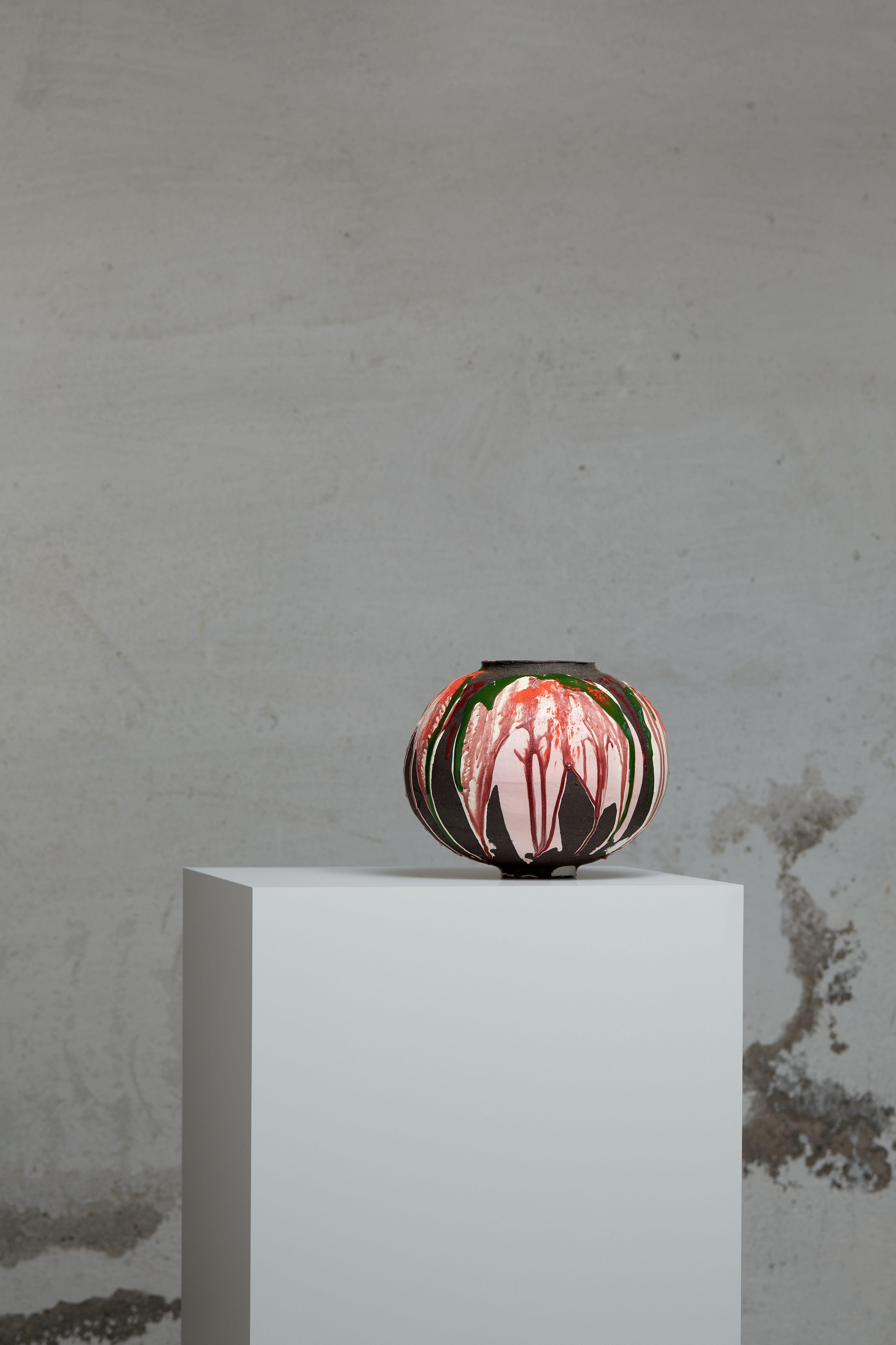 Vase n° 52 de Marea Hildebrand
Fait à la main
Dimensions : D 24 x L 24 x H 19 cm
MATERIAL : Grès avec engobe.


Marea Hildebrand (née en 1989) est une artiste céramiste basée à Zurich, titulaire d'une maîtrise en études transdisciplinaires de