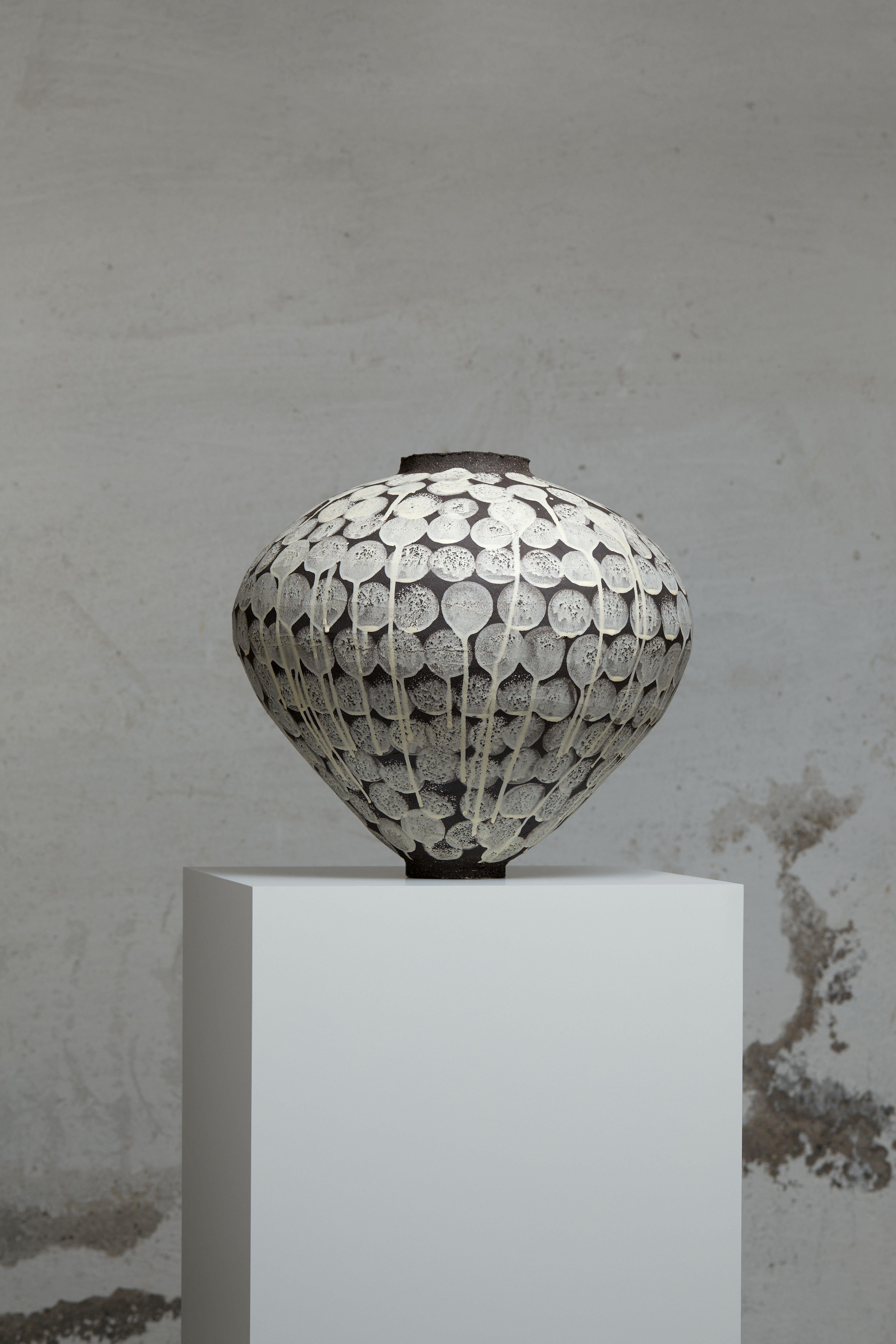 Vaso Untitled No. 53 di Marea Hildebrand
Fatto a mano
Dimensioni: D. 39 x L. 39 x H. 38 cm
Materiali: Gres con barbottina.


Marea Hildebrand (nata nel 1989) è un'artista della ceramica con sede a Zurigo e ha conseguito un master in Studi