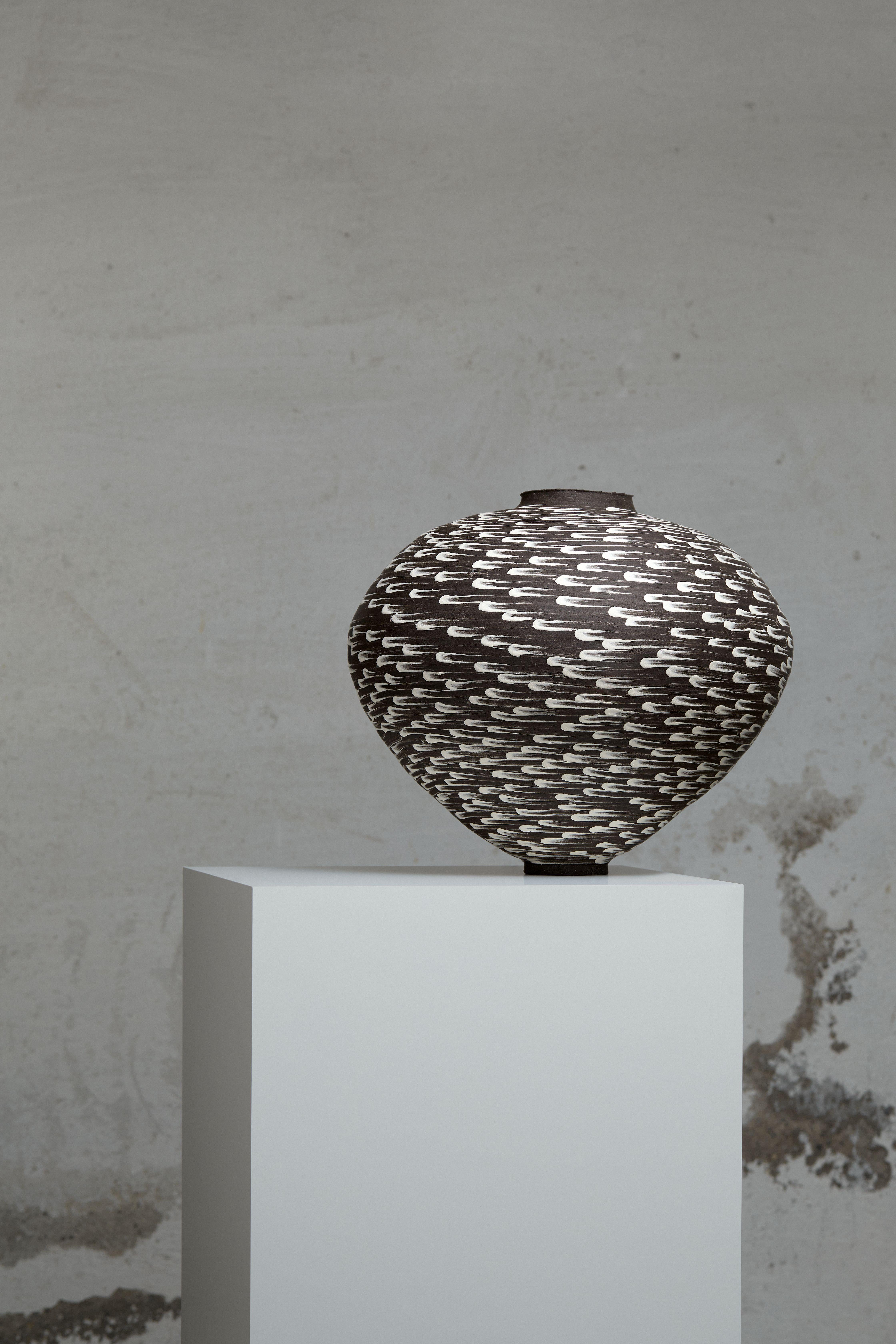 Vaso Untitled No. 54 di Marea Hildebrand
Fatto a mano
Dimensioni: D. 38 x L. 38 x H. 32 cm
Materiali: Gres con barbottina.


Marea Hildebrand (nata nel 1989) è un'artista della ceramica con sede a Zurigo e ha conseguito un master in Studi