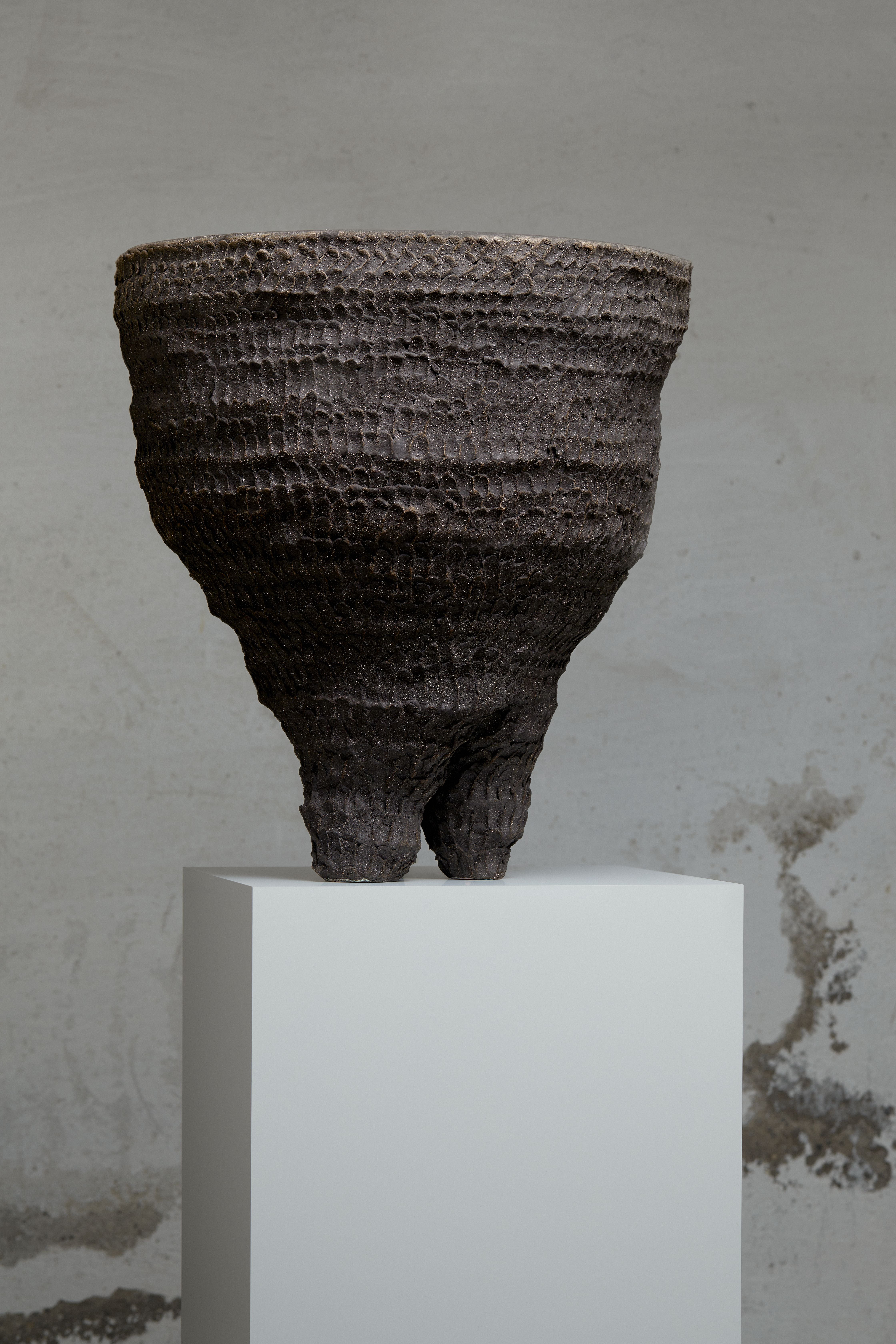 Vaso Untitled No. 57 di Marea Hildebrand
Fatto a mano
Dimensioni: D. 46 x L. 46 x H. 52 cm
Materiali: Gres con barbottina, smalto.


Marea Hildebrand (nata nel 1989) è un'artista della ceramica con sede a Zurigo e ha conseguito un master in Studi