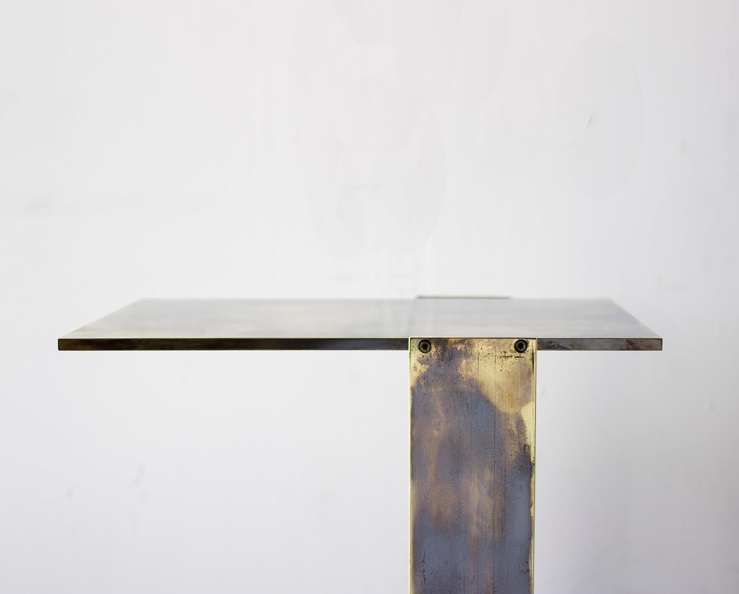 Américain Table d'appoint sans titre 1,0 « Smoke » en laiton patiné - Petite table d'appoint, bout ou support à boissons en vente