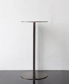 Table d'appoint sans titre 2,0 en laiton noirci, petit plateau rond d'appoint, d'extrémité ou de bar