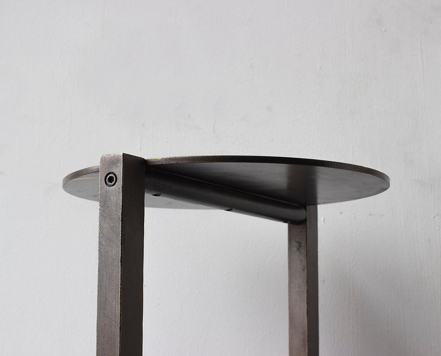 Bauhaus Table d'appoint sans titre 2,0 en laiton noirci, petit plateau rond d'appoint, d'extrémité ou de bar en vente