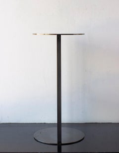 Untitled Tavolino 2.0 in ottone patinato scuro Piccolo tavolino rotondo d'appoggio, da fine, da bibite