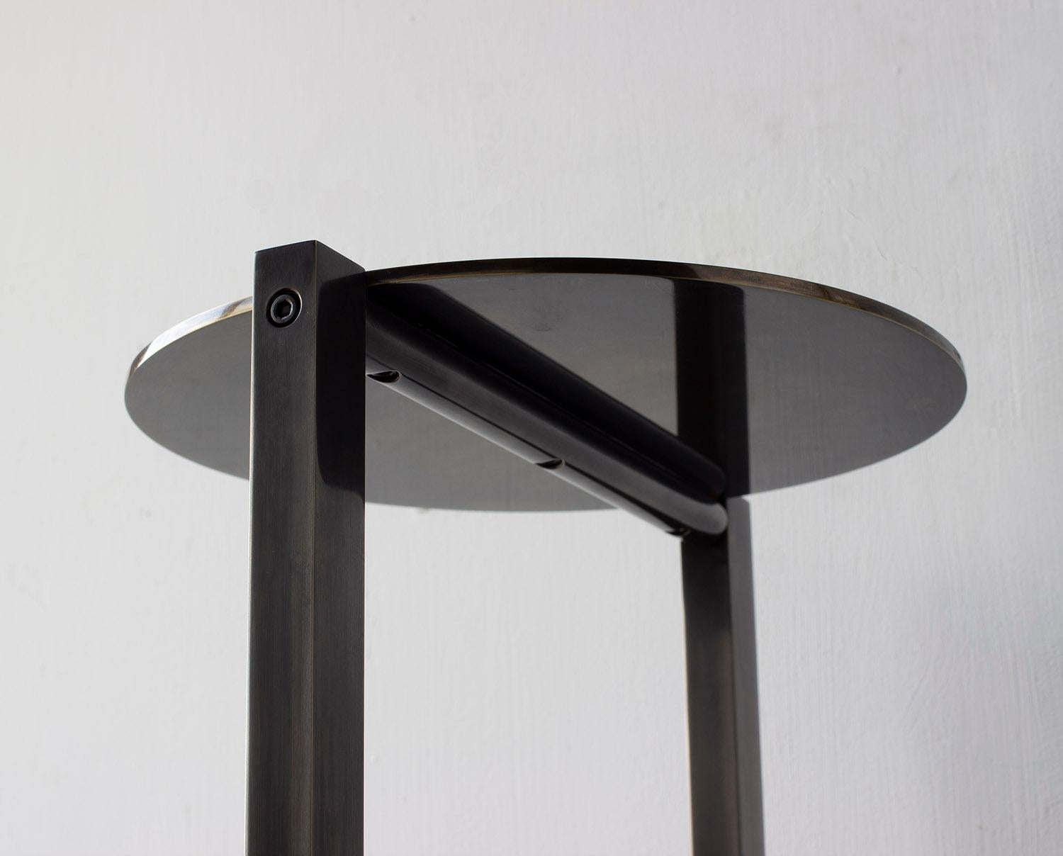 Bauhaus Table d'appoint sans titre 2,0 en laiton patiné foncé avec petit plateau rond d'accentuation, extrémité et plateau à boissons en vente