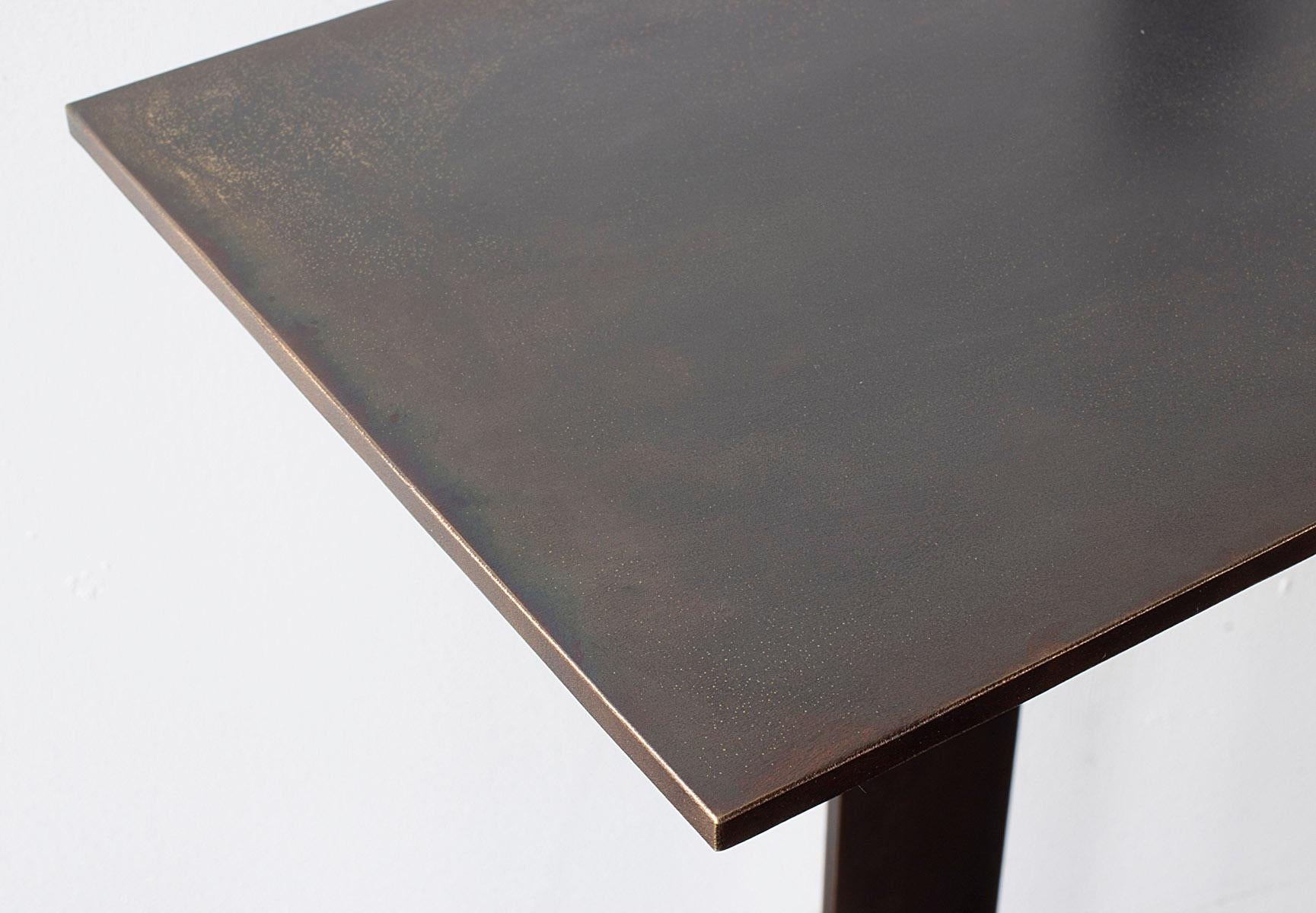 Laiton Table d'appoint sans titre en laiton noirci mat pour petits détails, bout ou support à boissons en vente