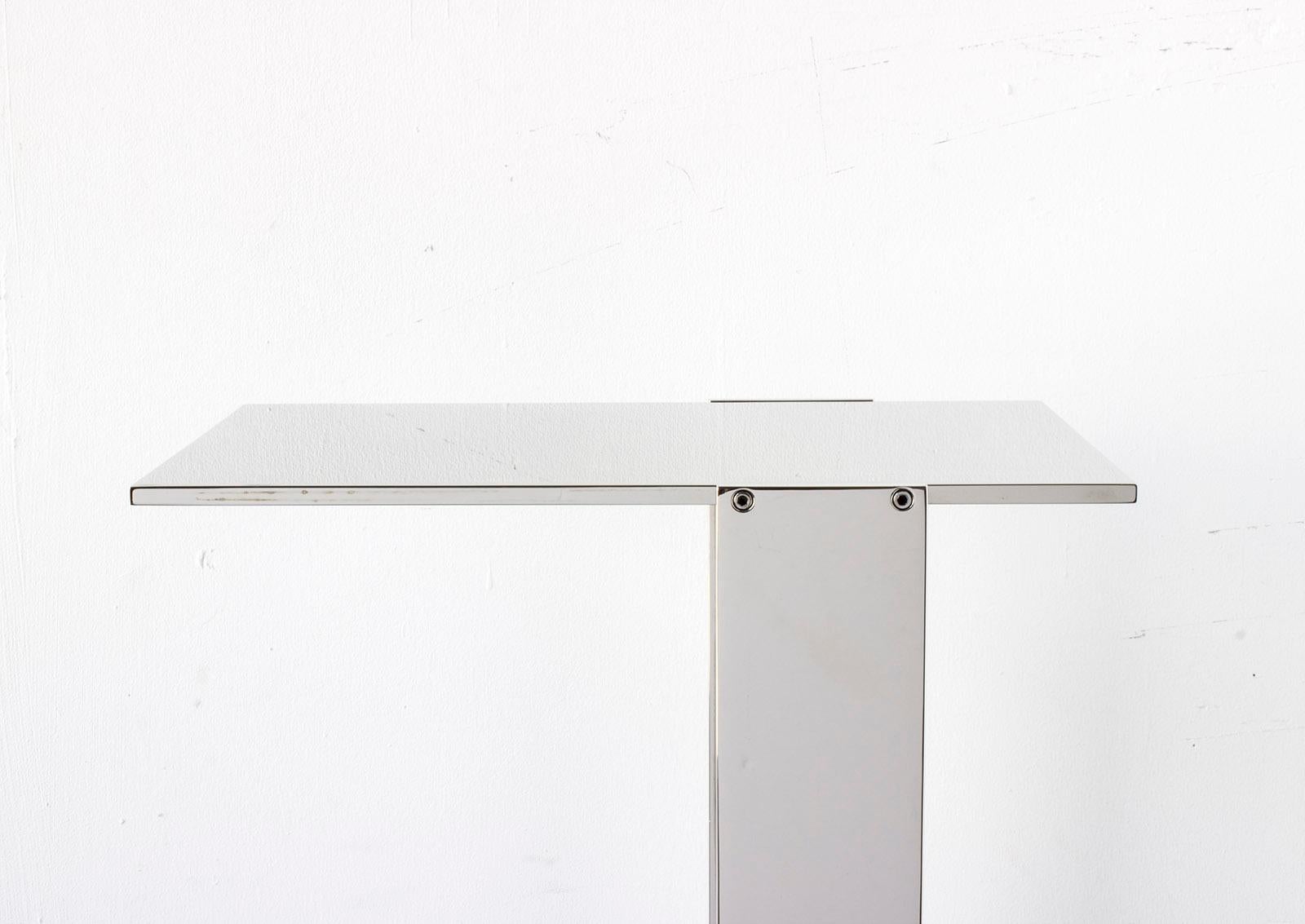 Bauhaus Table d'appoint sans titre en laiton nickelé poli, petit plateau d'appoint, d'extrémité ou de bar en vente