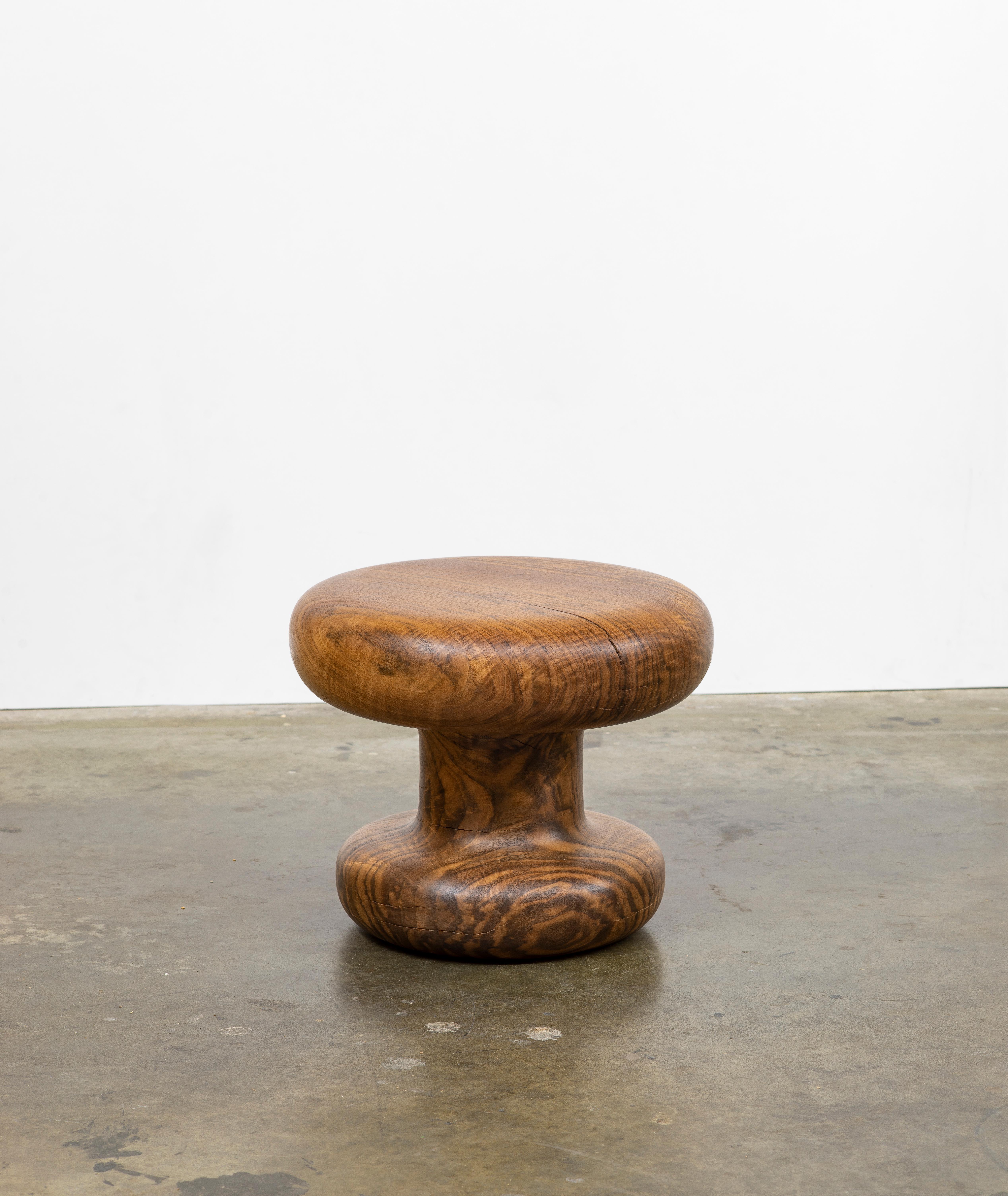 Le travail de l'artiste Christopher Norman, basé à Los Angeles, explore les caractéristiques des formes moulées exécutées dans des bois exceptionnels. Dans n'importe quel contexte, ils appellent à être utilisés et appréciés. Chaque article est une