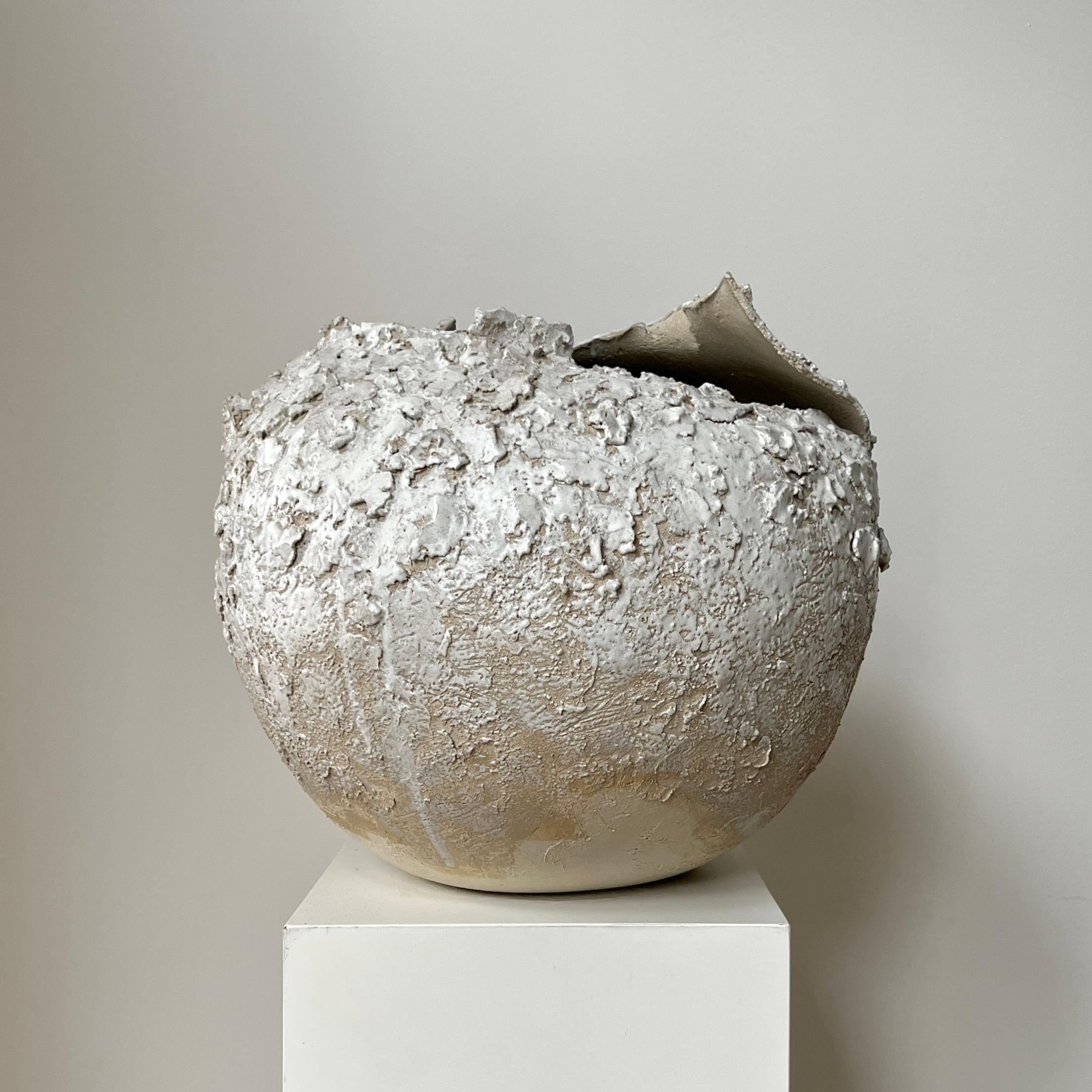 Untitled Stoneware Sculpture 11 by Laura Pasquino
One of a kind
Dimensions: D 25 cm x H 23 cm
Material: Glazed Stoneware
 
Laura Pasquino
Incorporating references from ancient Korean ceramics as well as principles of Japanese aesthetics of