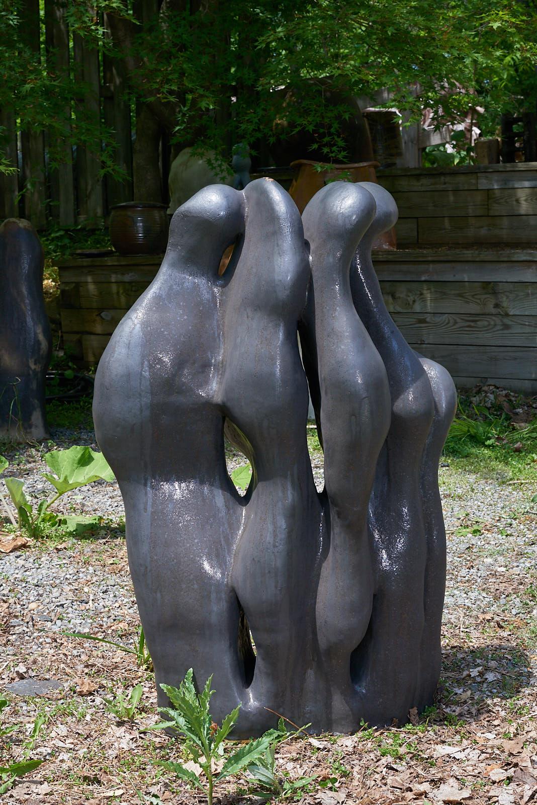 Les sculptures abstraites en céramique de Curtis Fontaine sont créées par un processus unique de construction manuelle qui repose autant sur l'intuition que sur l'aptitude structurelle. Des années d'apprentissage auprès de l'artiste céramiste
