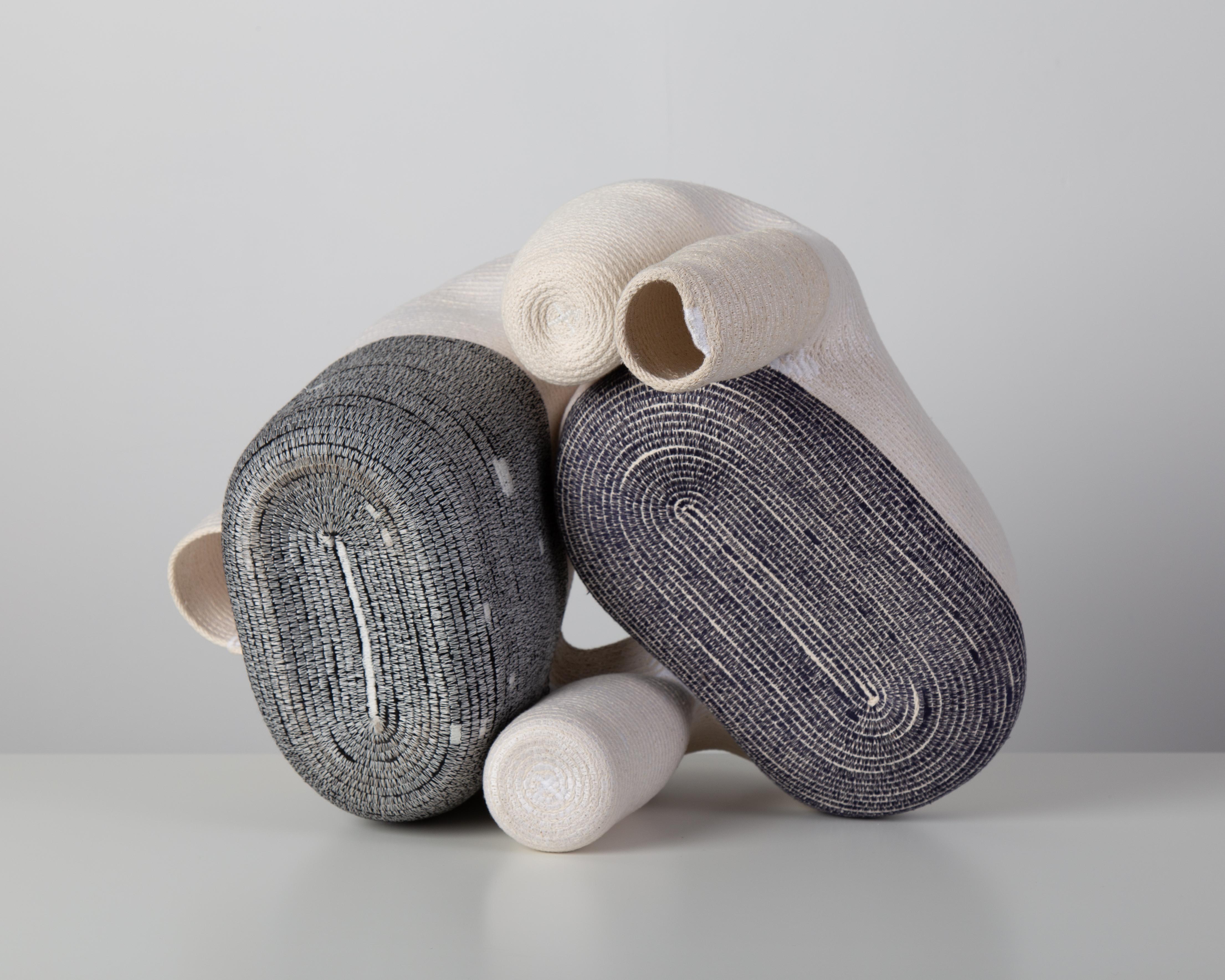 « Vase sans titre de 15 cm » Sculpture en fibre de coton enroulée et cousue de Doug Johnston 4