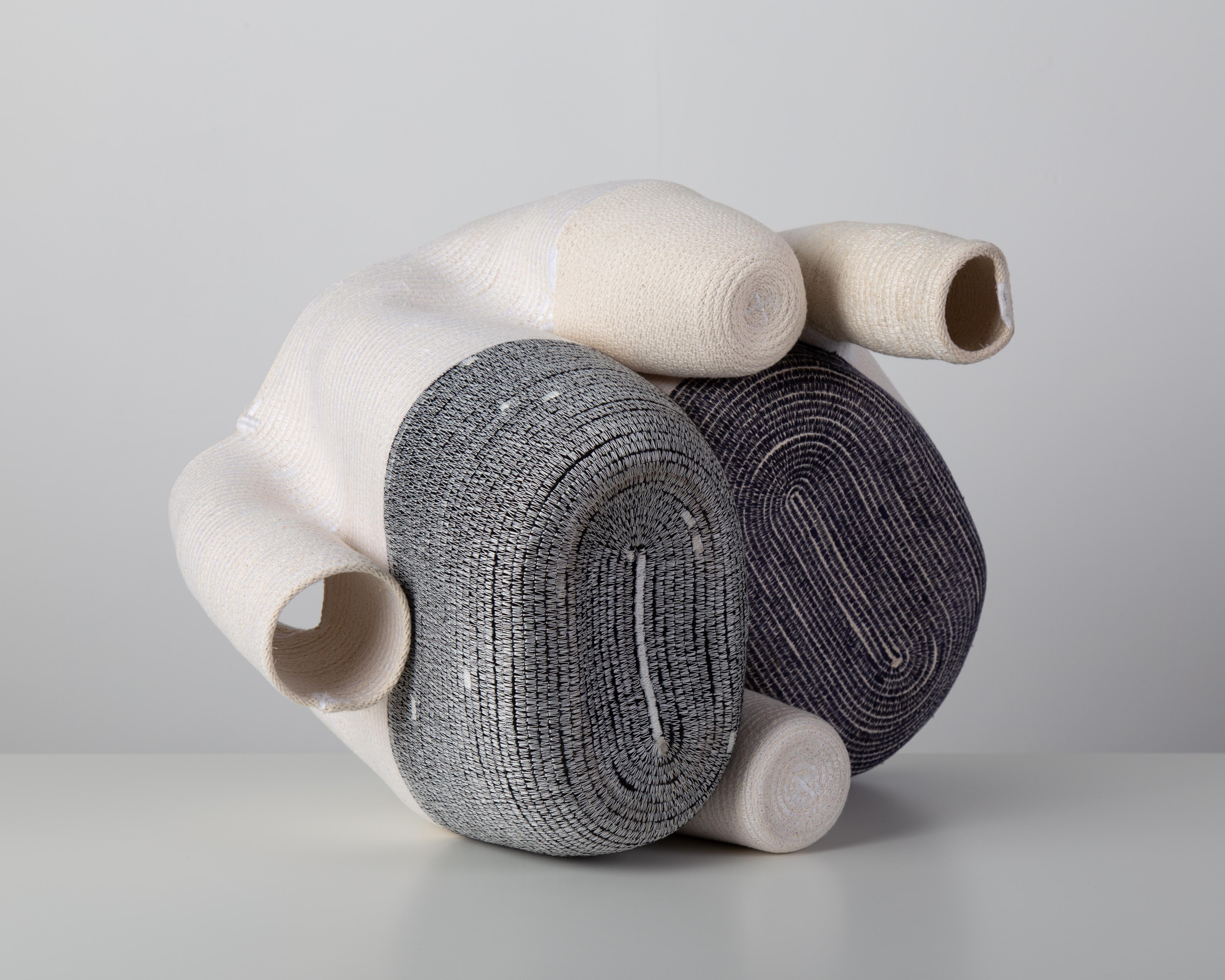 « Vase sans titre de 15 cm » Sculpture en fibre de coton enroulée et cousue de Doug Johnston 5