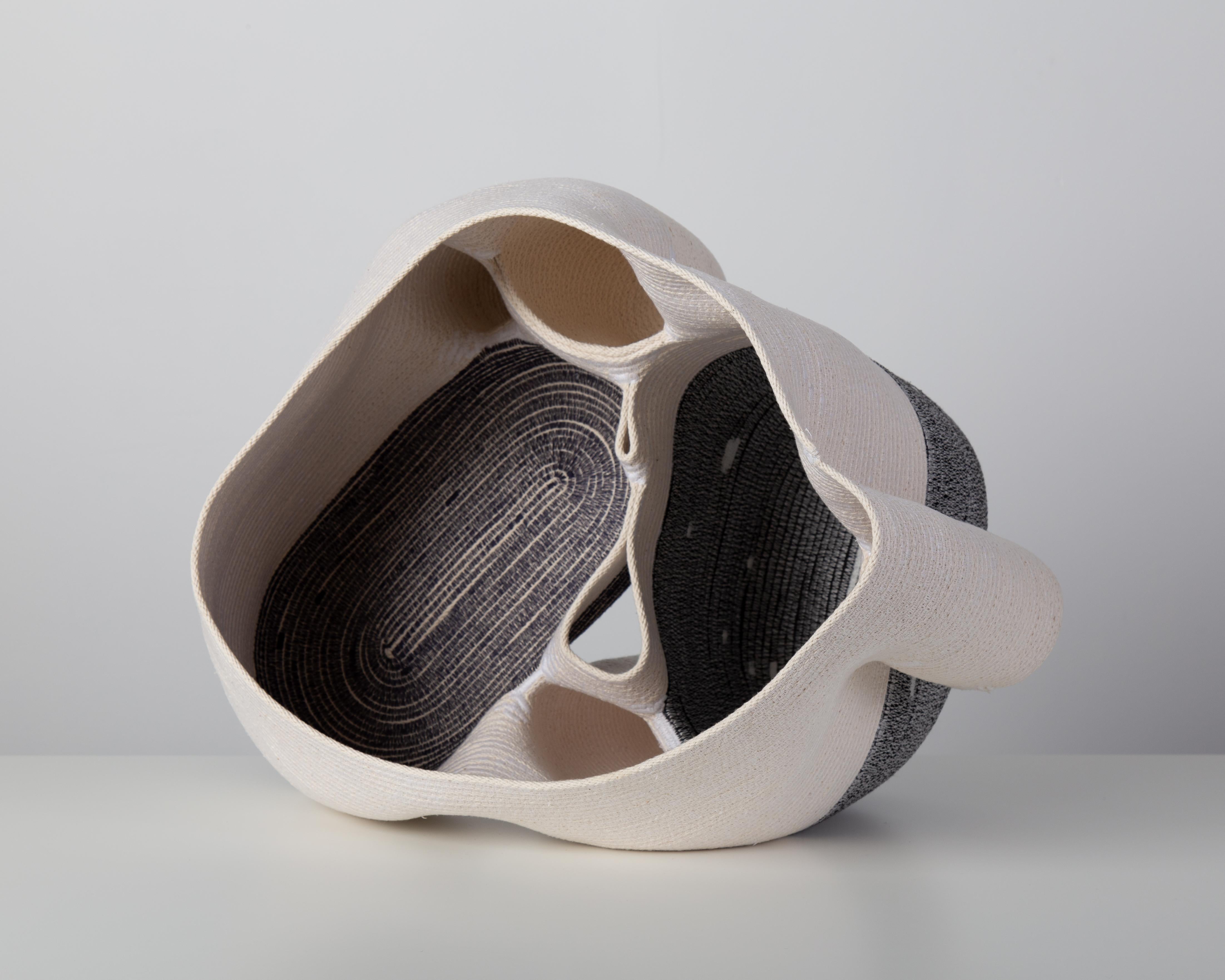 « Vase sans titre de 15 cm » Sculpture en fibre de coton enroulée et cousue de Doug Johnston 6