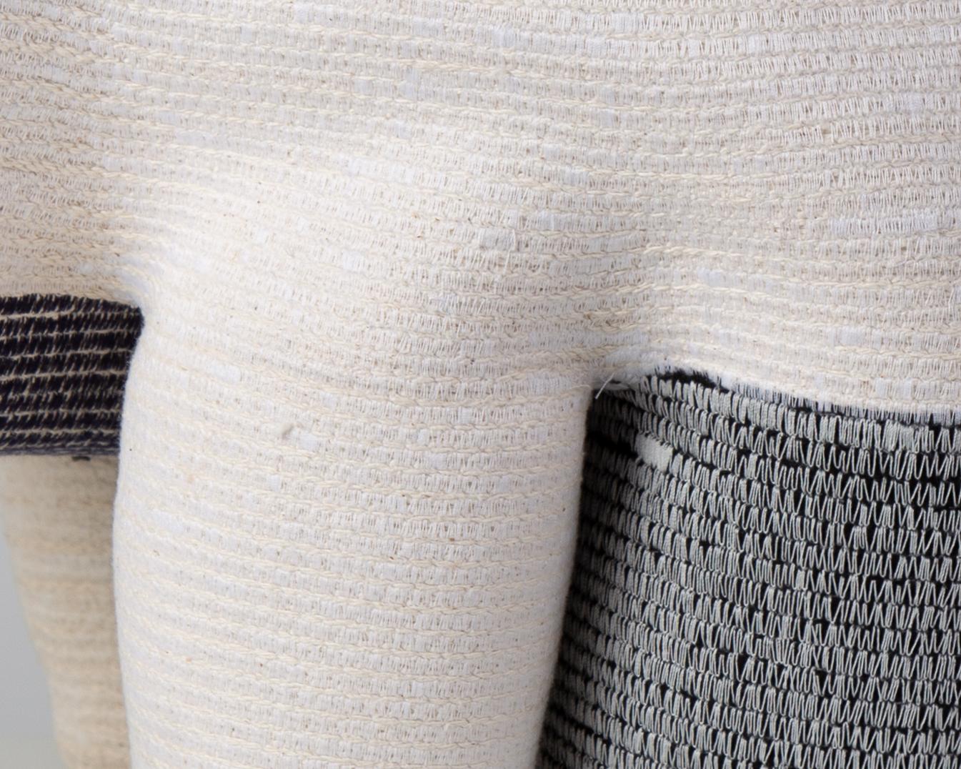 « Vase sans titre de 15 cm » Sculpture en fibre de coton enroulée et cousue de Doug Johnston 7