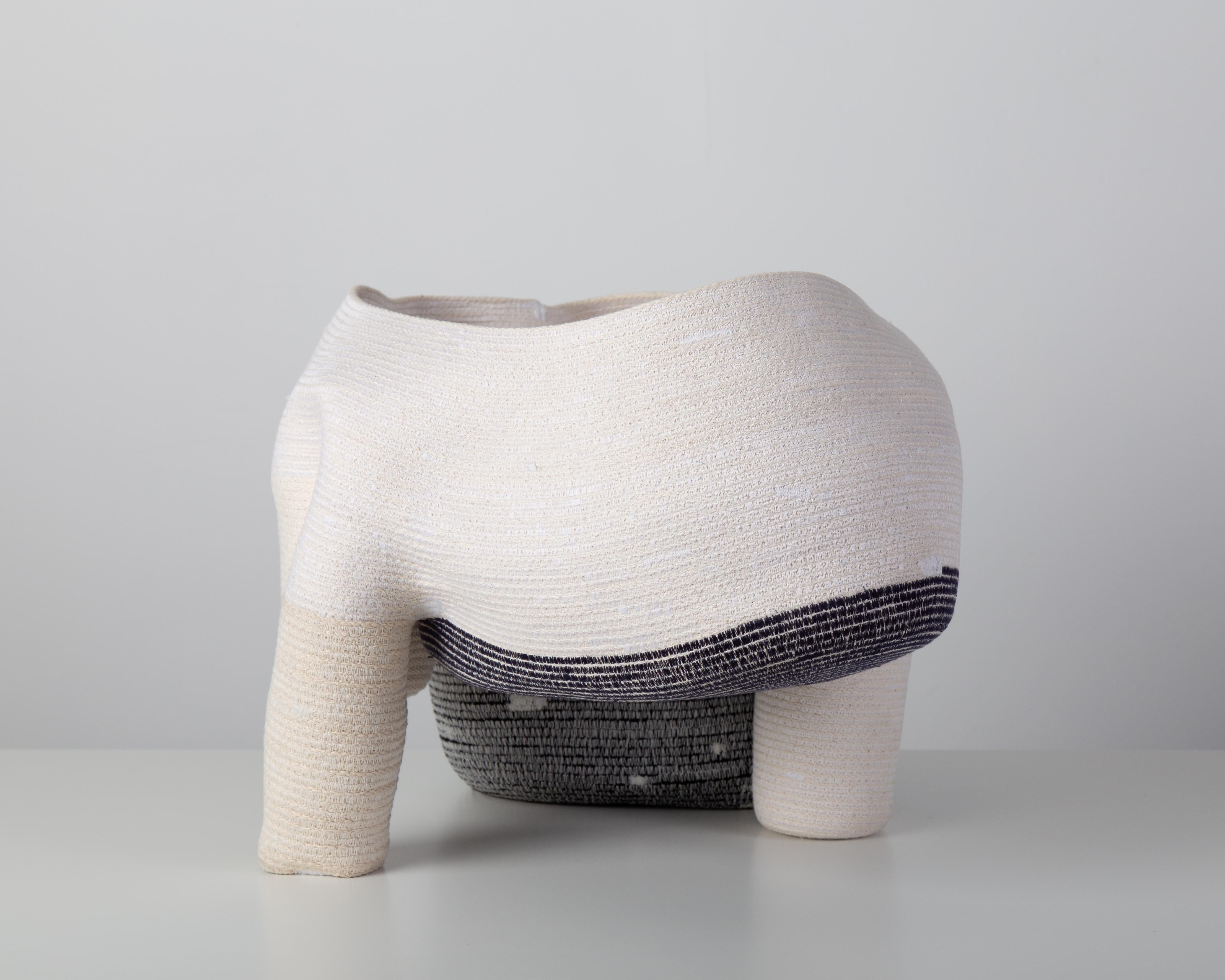 Nord-américain « Vase sans titre de 15 cm » Sculpture en fibre de coton enroulée et cousue de Doug Johnston