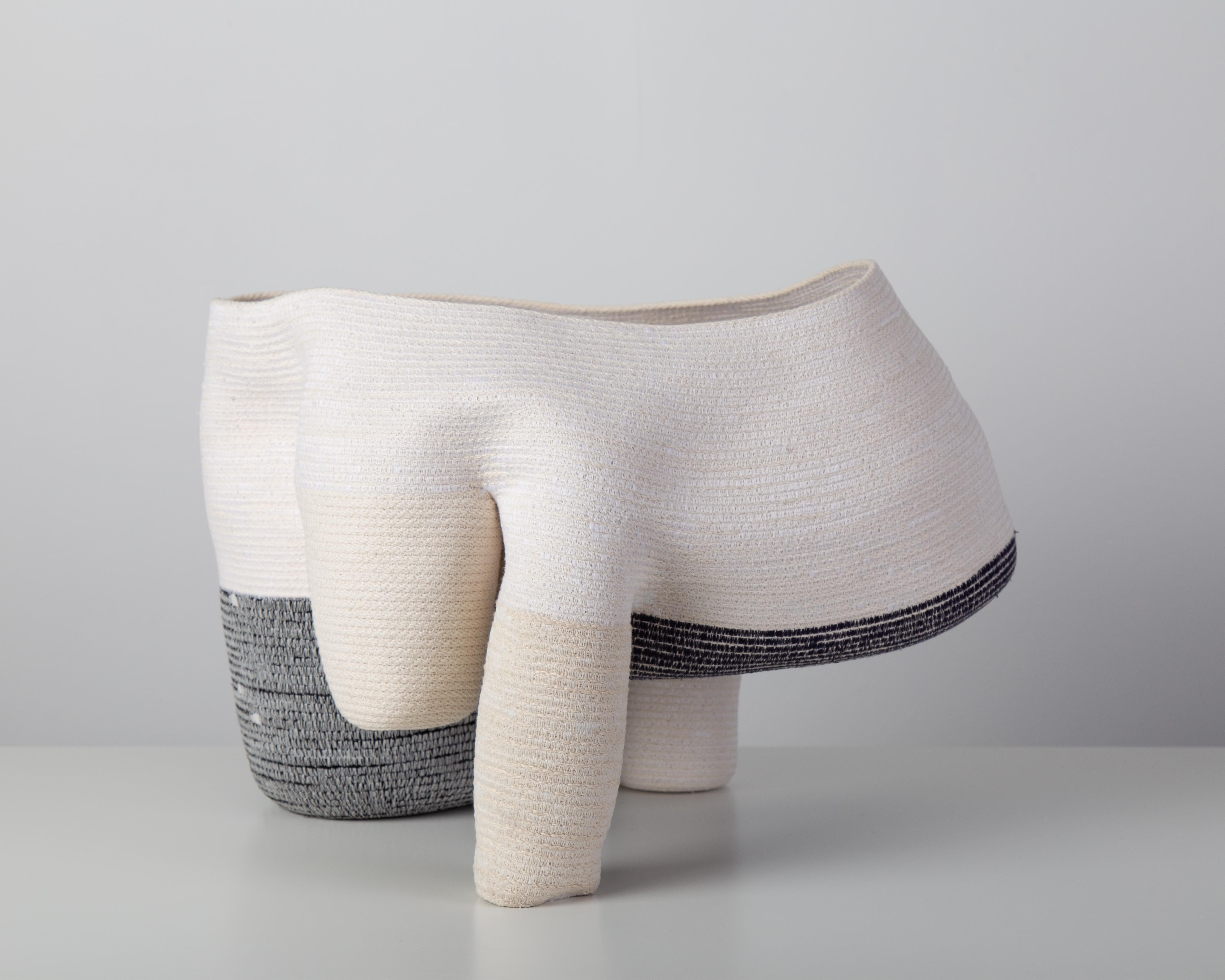 « Vase sans titre de 15 cm » Sculpture en fibre de coton enroulée et cousue de Doug Johnston Bon état à Brooklyn, NY