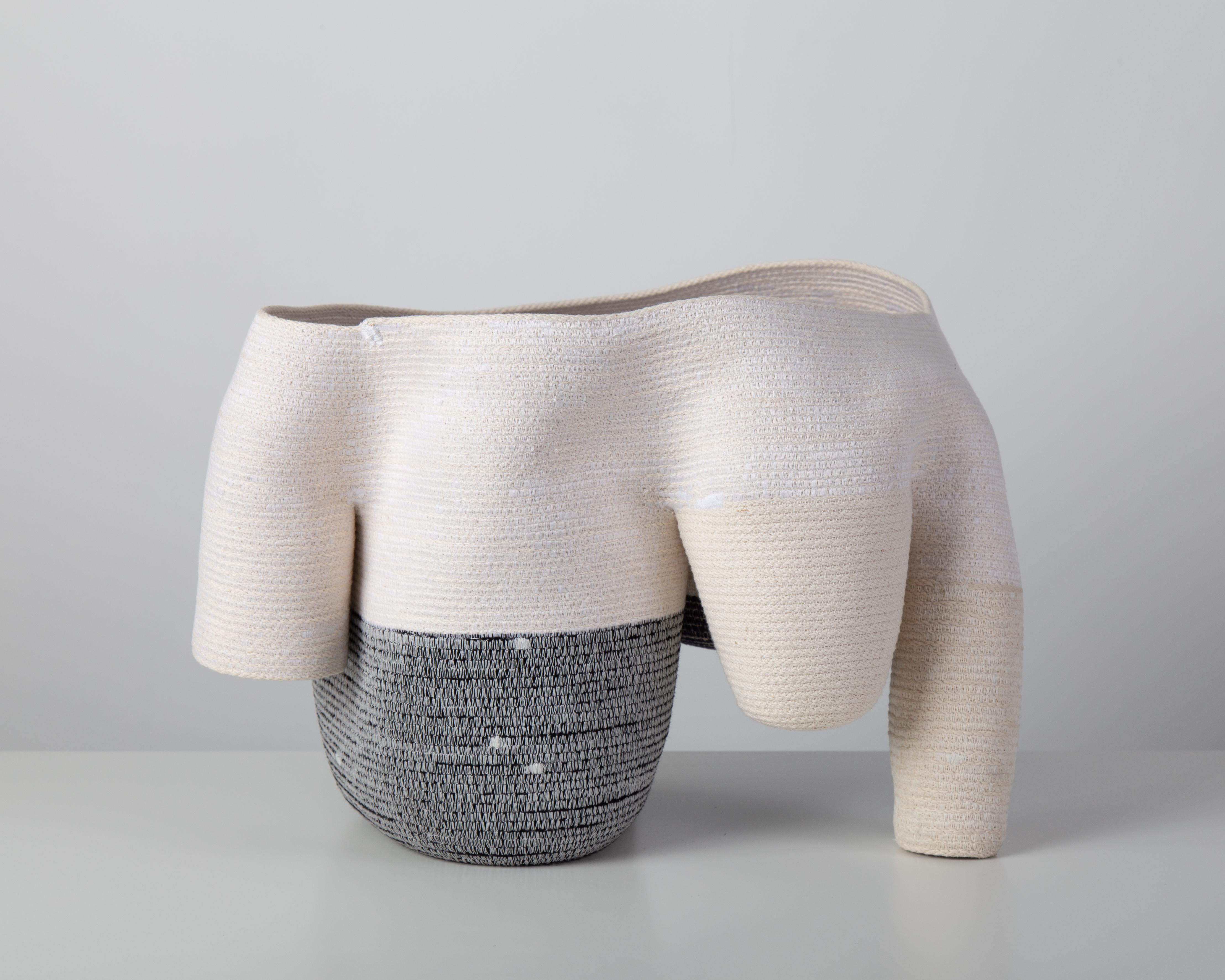 Coton « Vase sans titre de 15 cm » Sculpture en fibre de coton enroulée et cousue de Doug Johnston