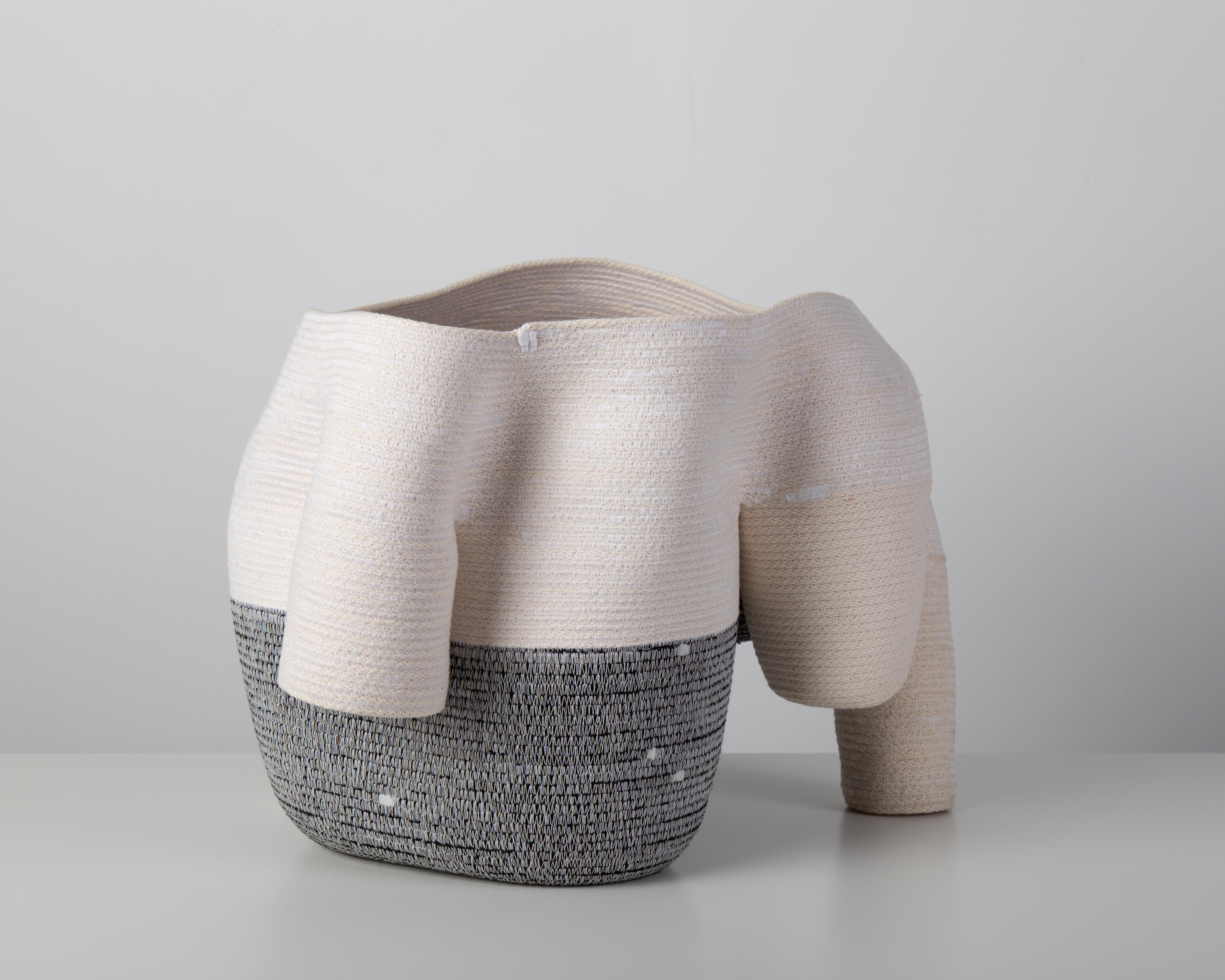« Vase sans titre de 15 cm » Sculpture en fibre de coton enroulée et cousue de Doug Johnston 1