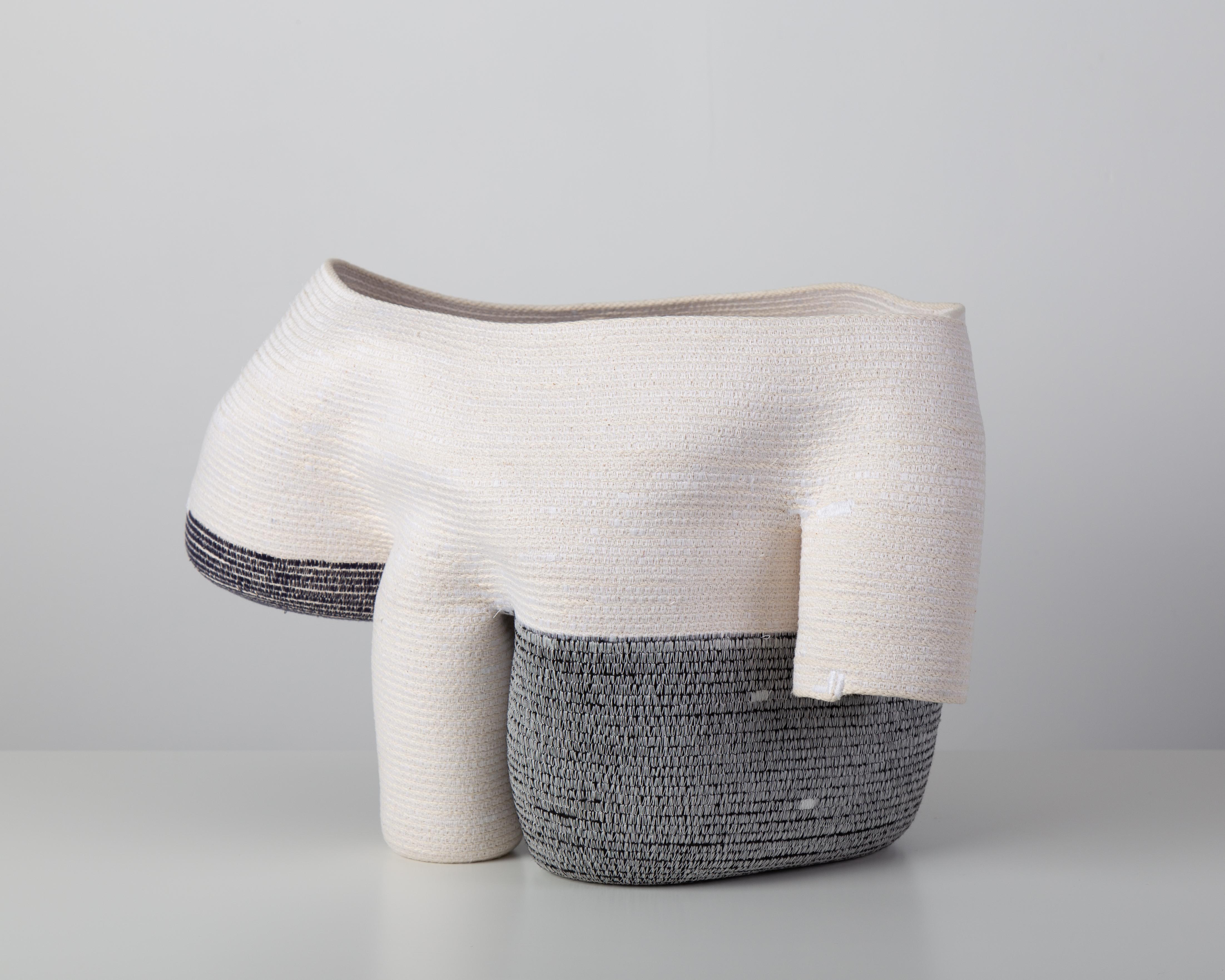 « Vase sans titre de 15 cm » Sculpture en fibre de coton enroulée et cousue de Doug Johnston 2