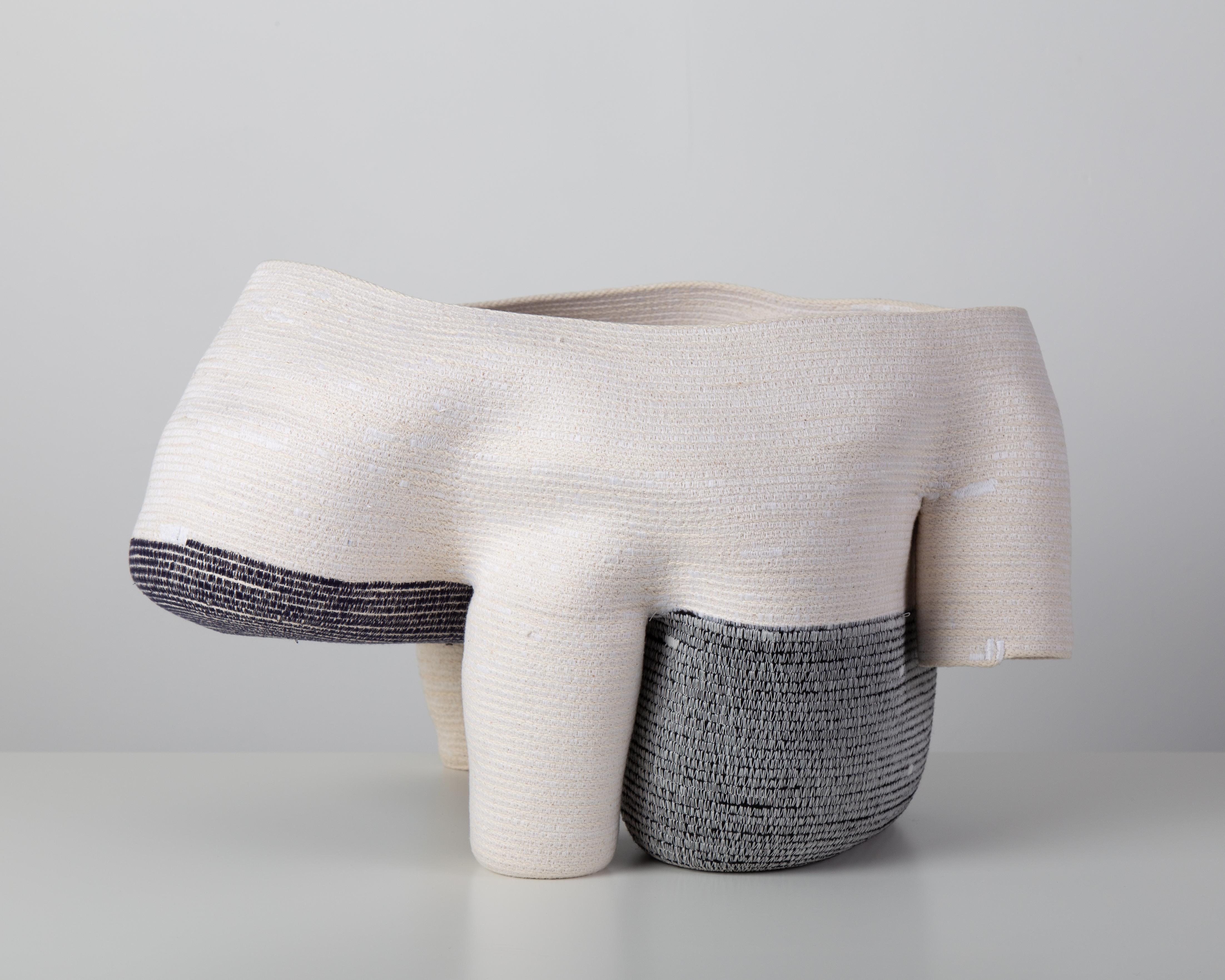 « Vase sans titre de 15 cm » Sculpture en fibre de coton enroulée et cousue de Doug Johnston 3