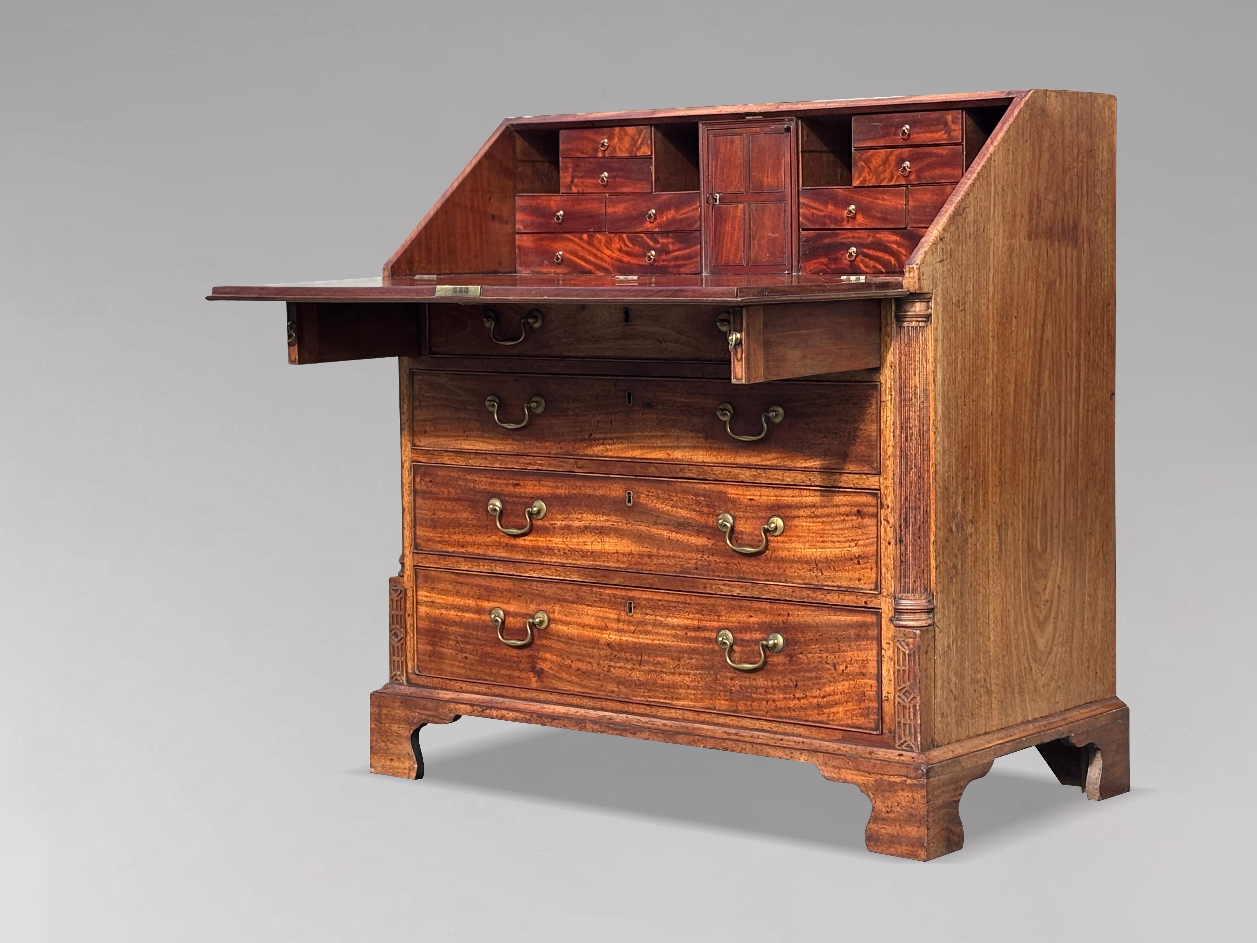 Bureau intact en acajou du XVIIIe siècle de la période George III en vente 6