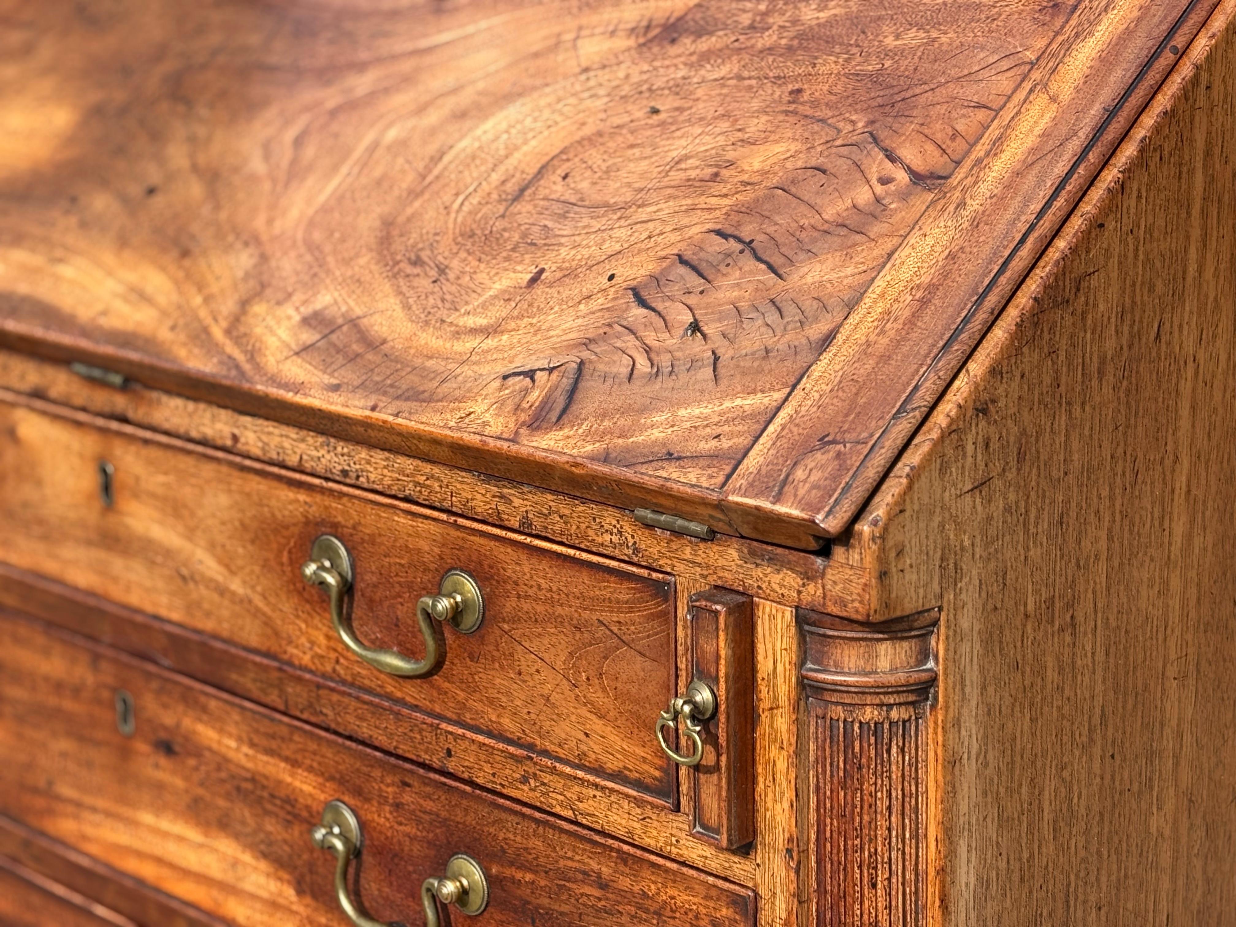 Bureau intact en acajou du XVIIIe siècle de la période George III en vente 7