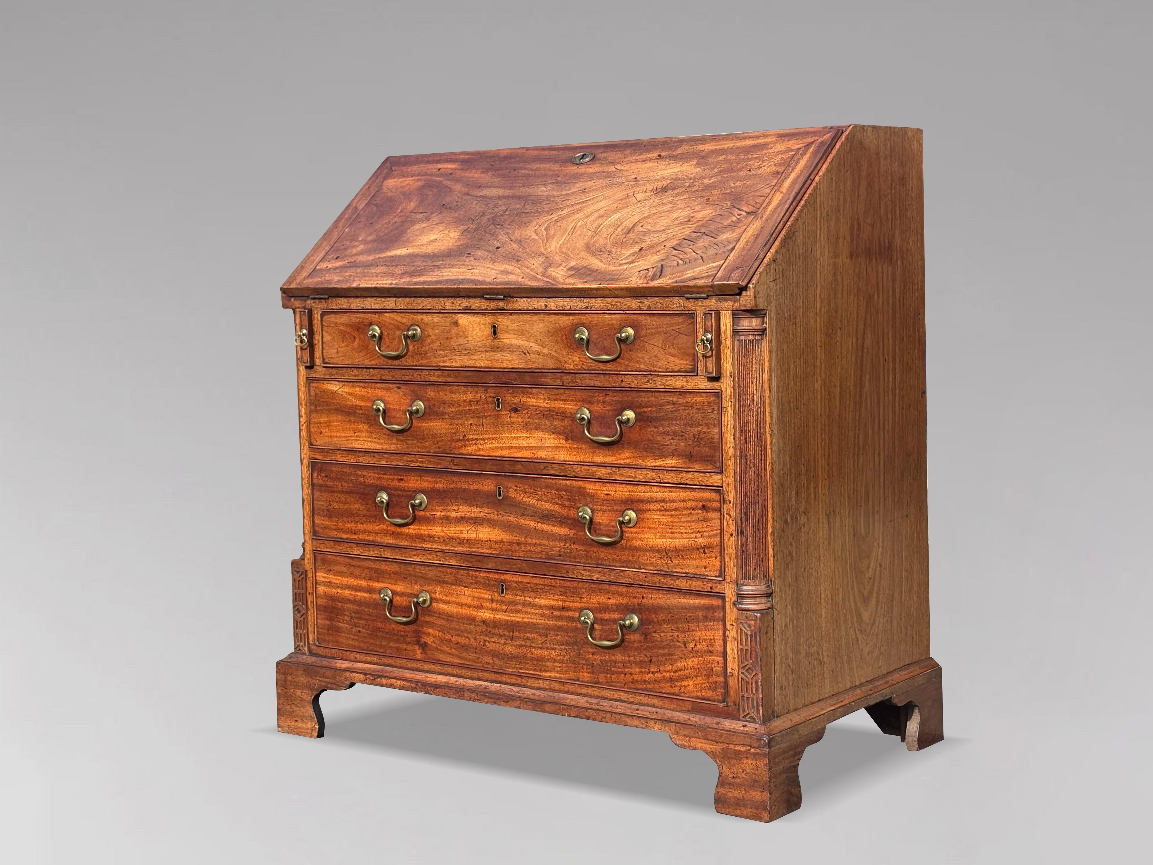Bureau intact en acajou figuré du XVIIIe siècle de la période George III

Ce charmant bureau en acajou finement figuré de la fin du XVIIIe siècle, d'époque George III, témoigne d'un savoir-faire exquis et d'un attrait intemporel. La façade, avec son