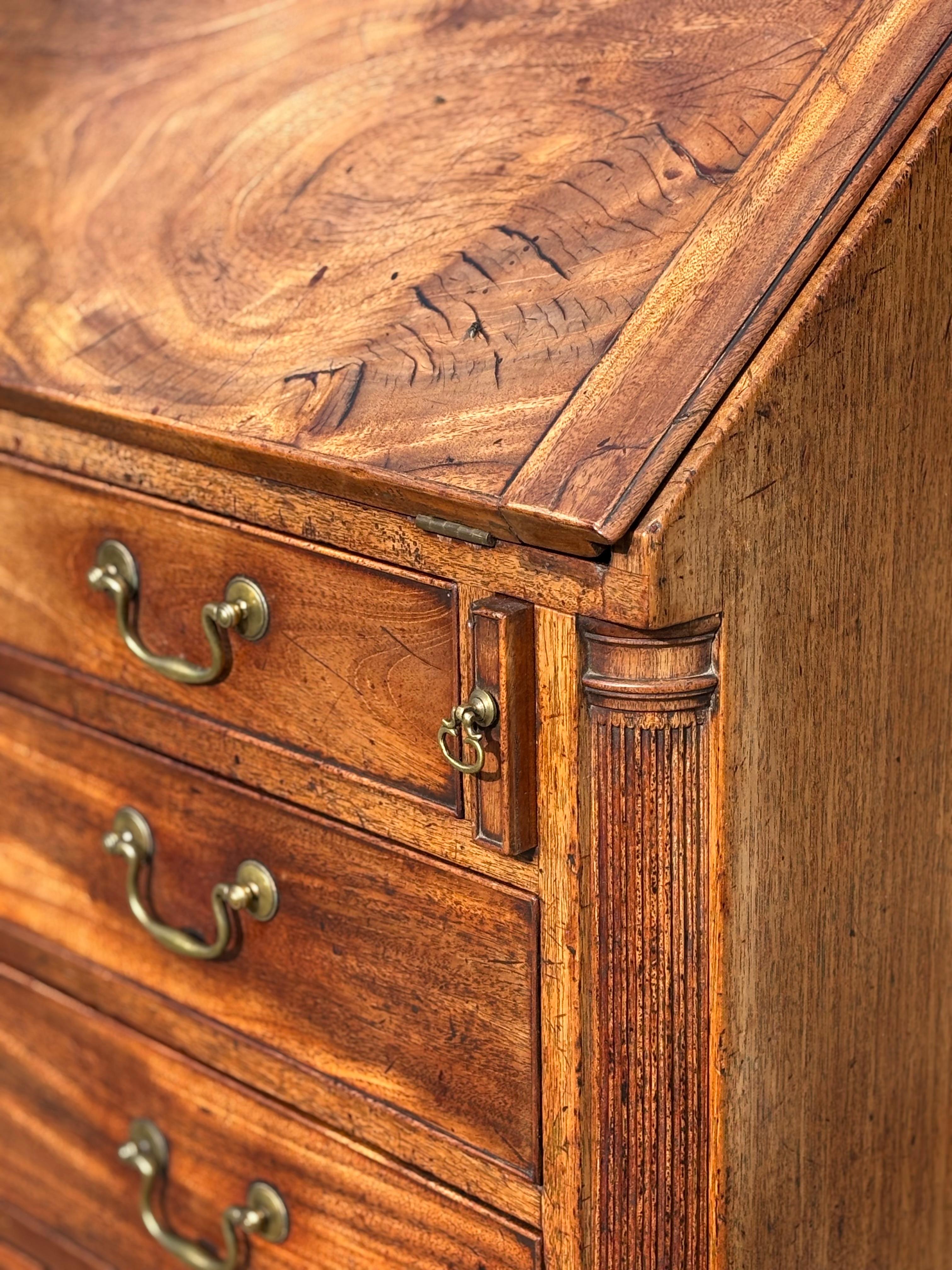 Bureau intact en acajou du XVIIIe siècle de la période George III en vente 1