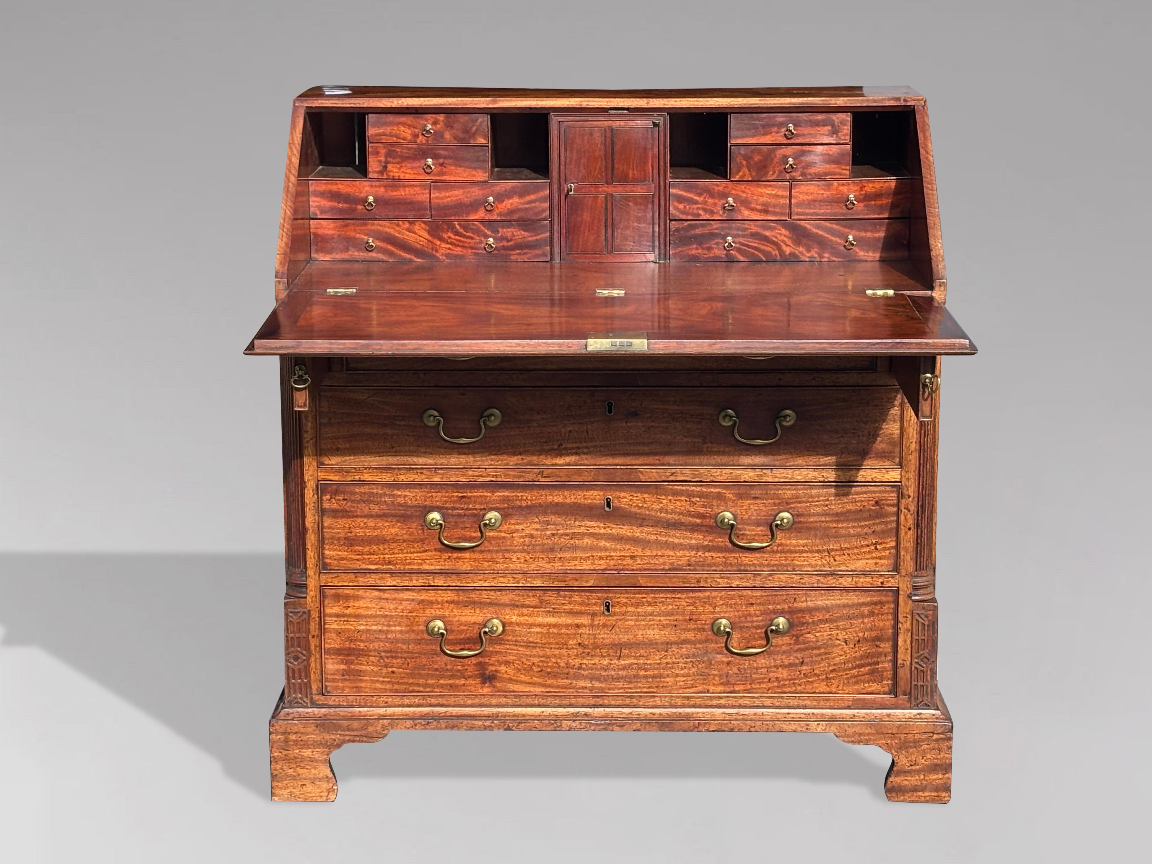 Bureau intact en acajou du XVIIIe siècle de la période George III en vente 2