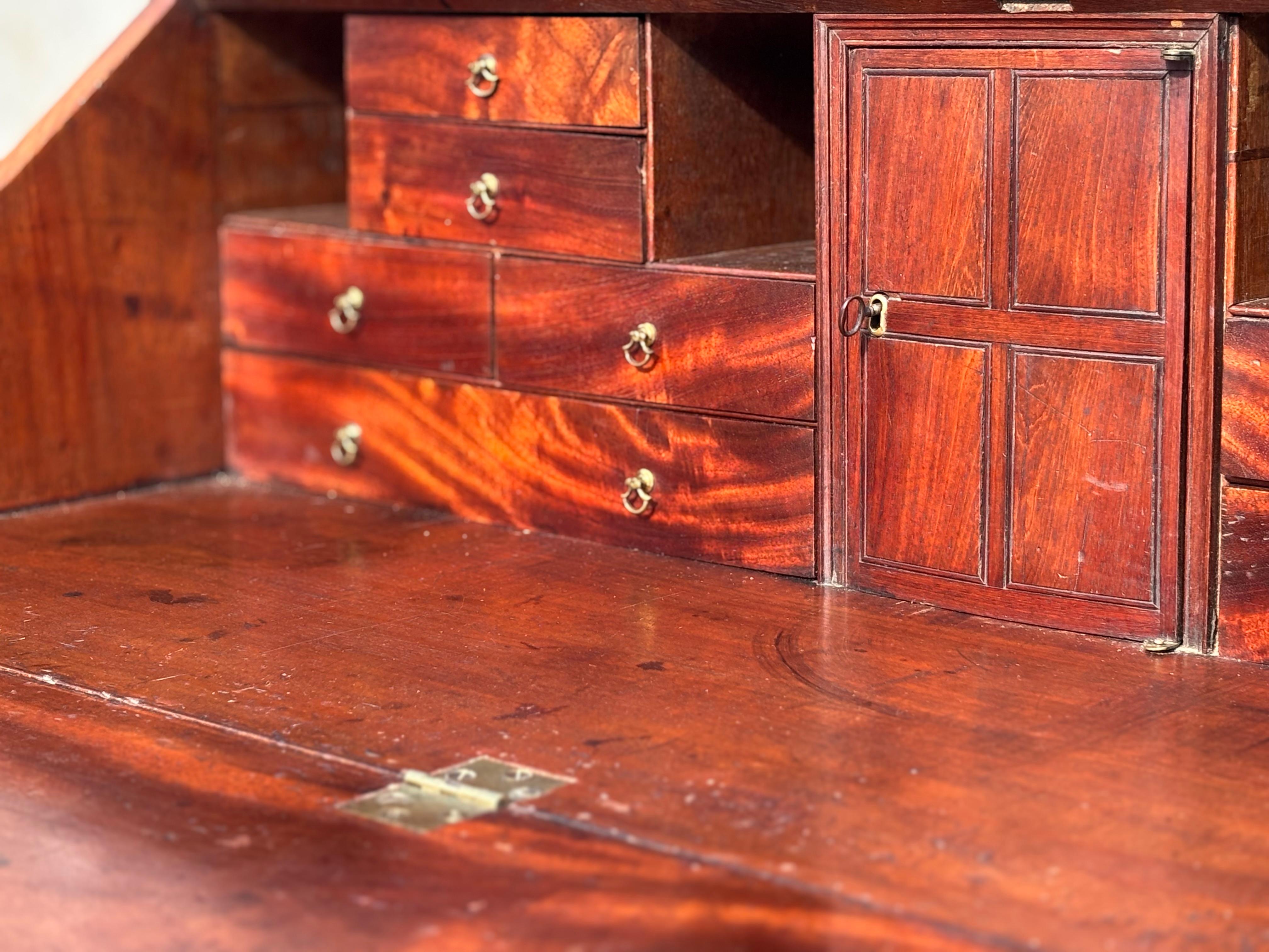 Bureau intact en acajou du XVIIIe siècle de la période George III en vente 3