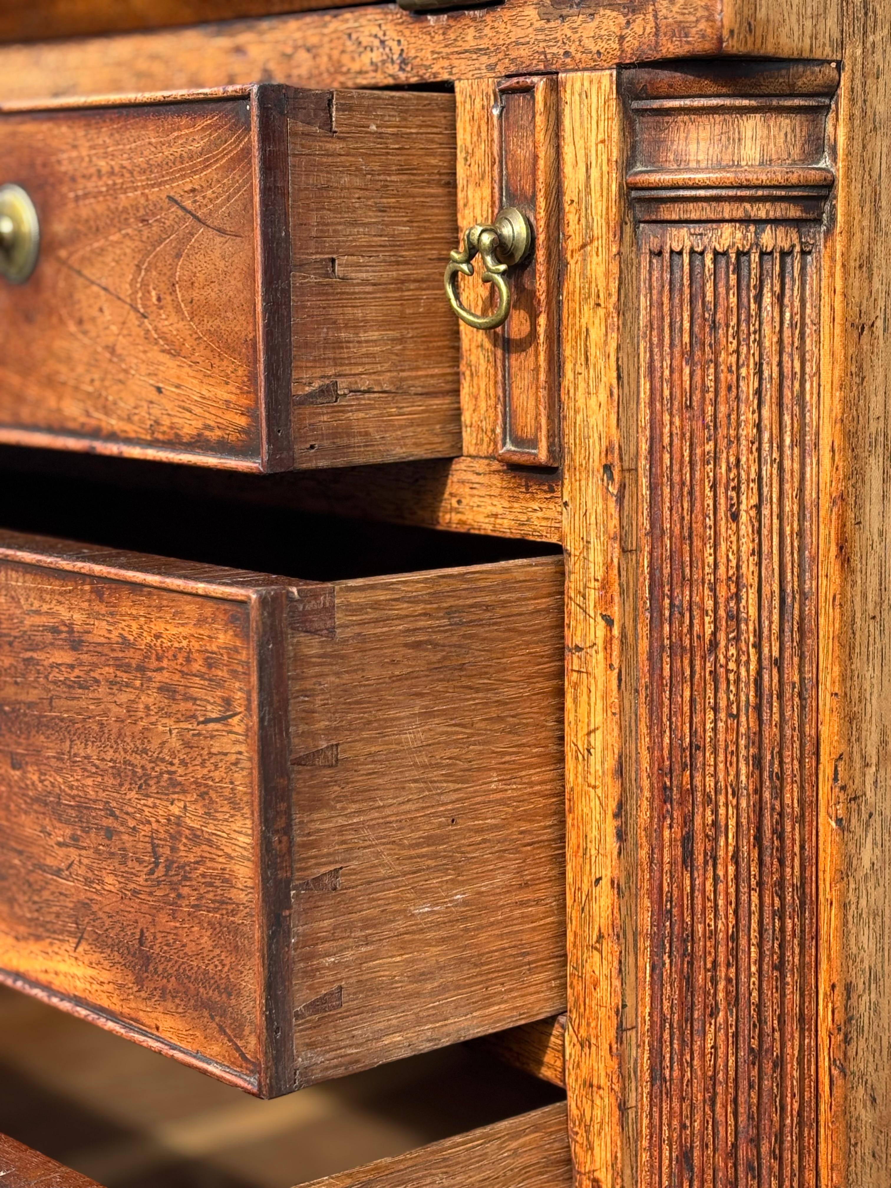 Bureau intact en acajou du XVIIIe siècle de la période George III en vente 4