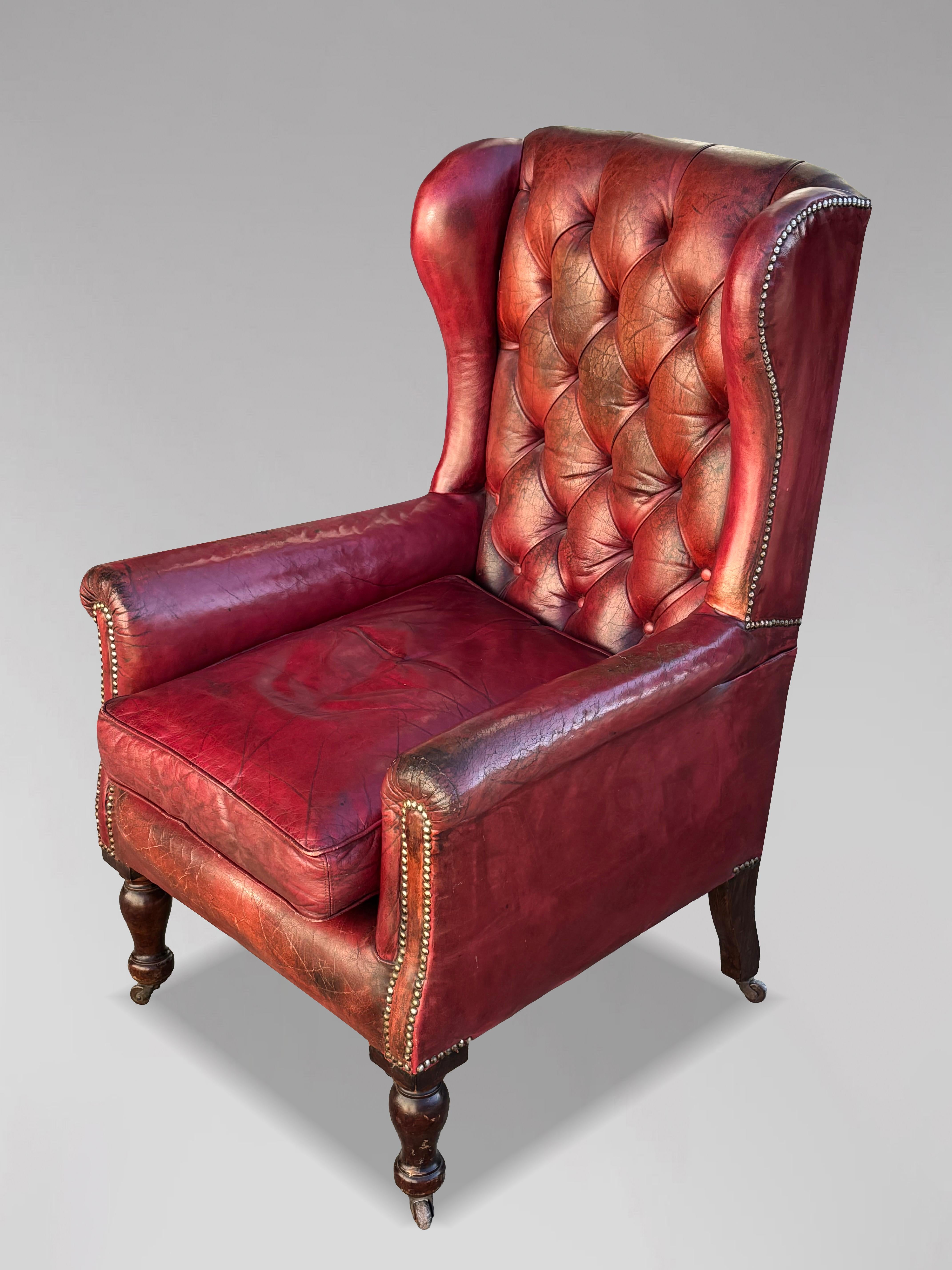 Sillón victoriano intacto de cuero rojo del siglo XIX con alas en venta 4
