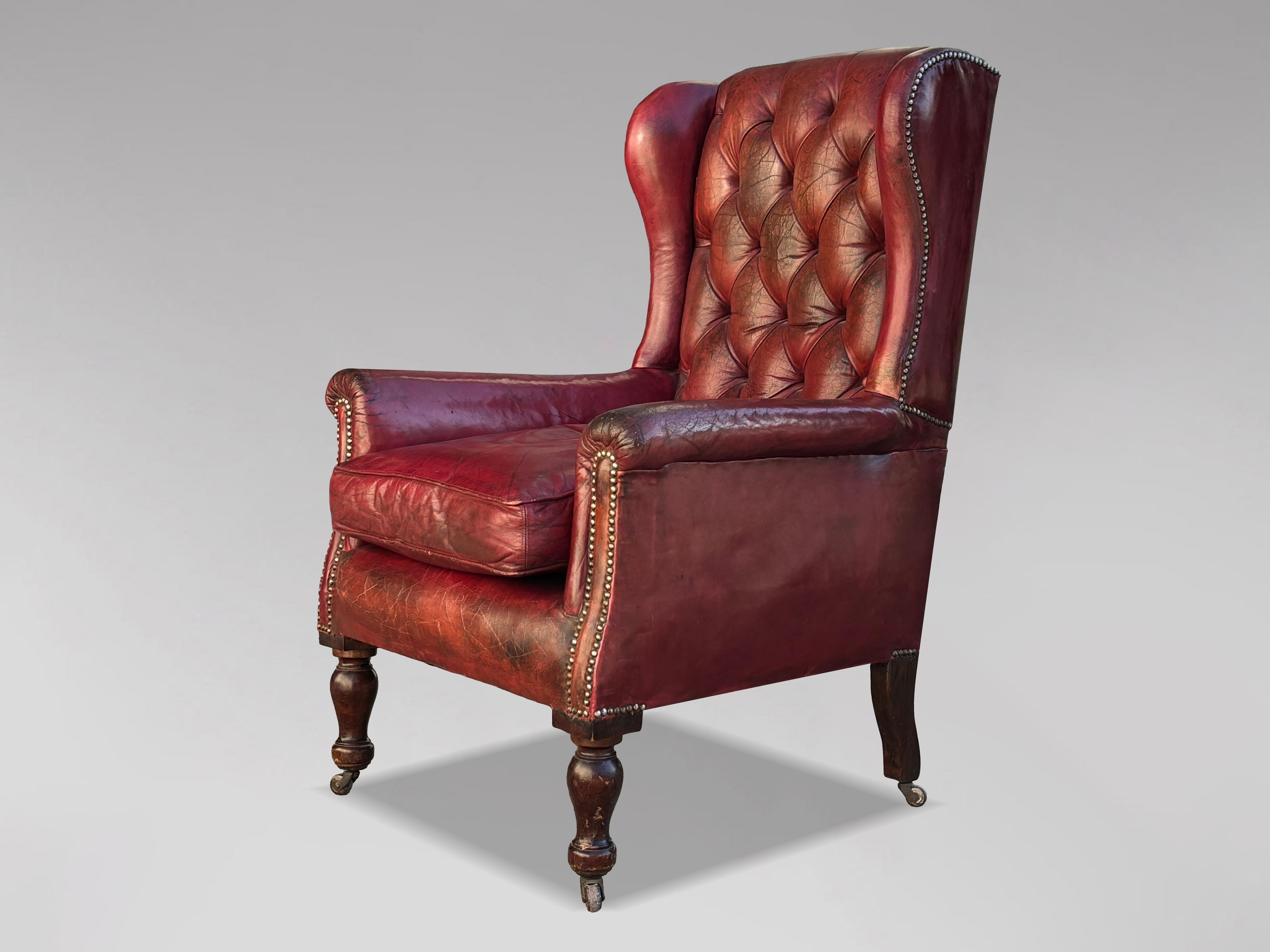 Sillón de época victoriana de cuero rojo intacto de calidad

Sillón de orejas con respaldo de botones, de cuero rojo, de la época victoriana del siglo XIX, de gran calidad e intacto. El armazón macizo, bien formado y pesado, presenta un respaldo