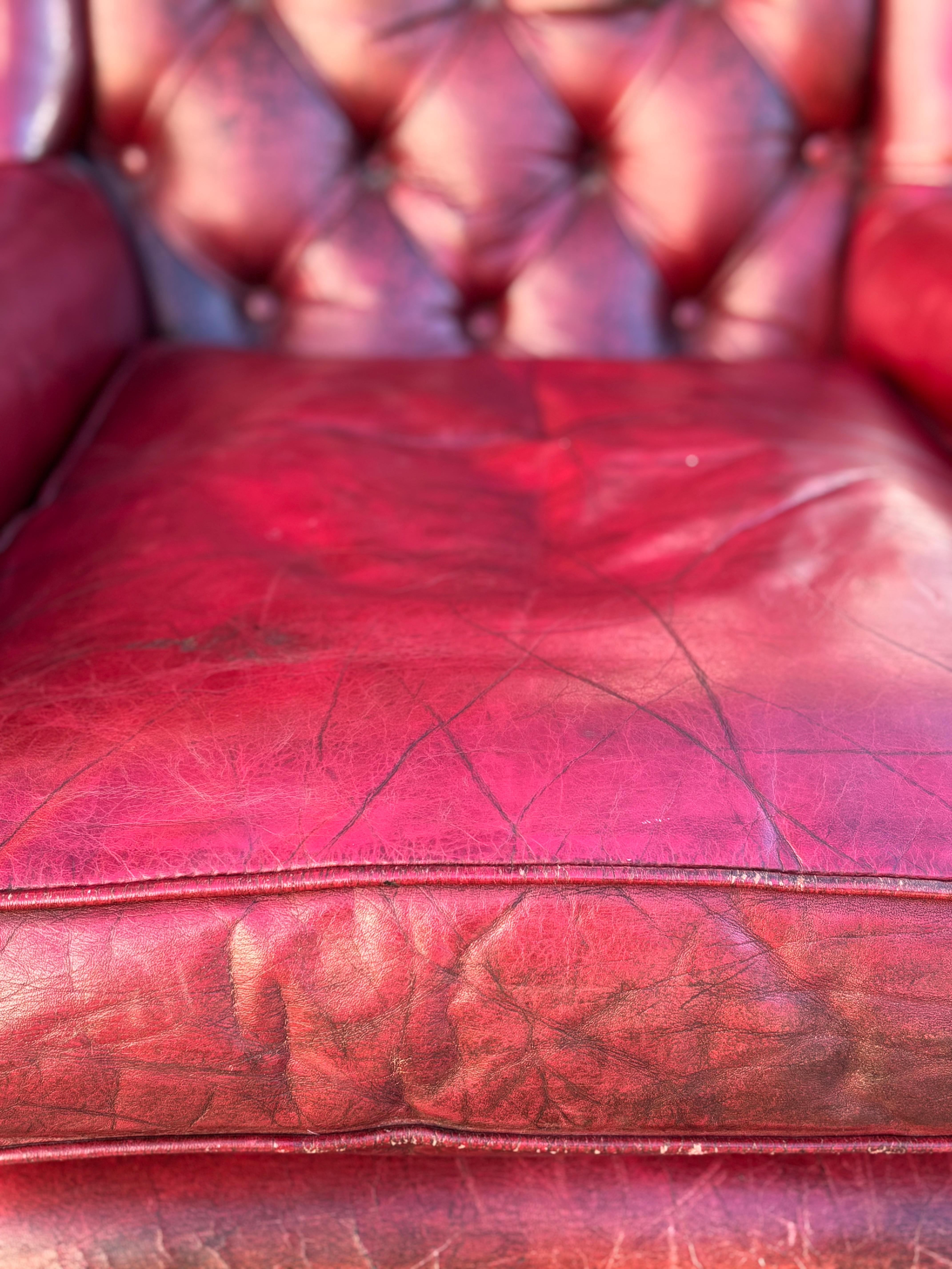 Sillón victoriano intacto de cuero rojo del siglo XIX con alas en venta 1
