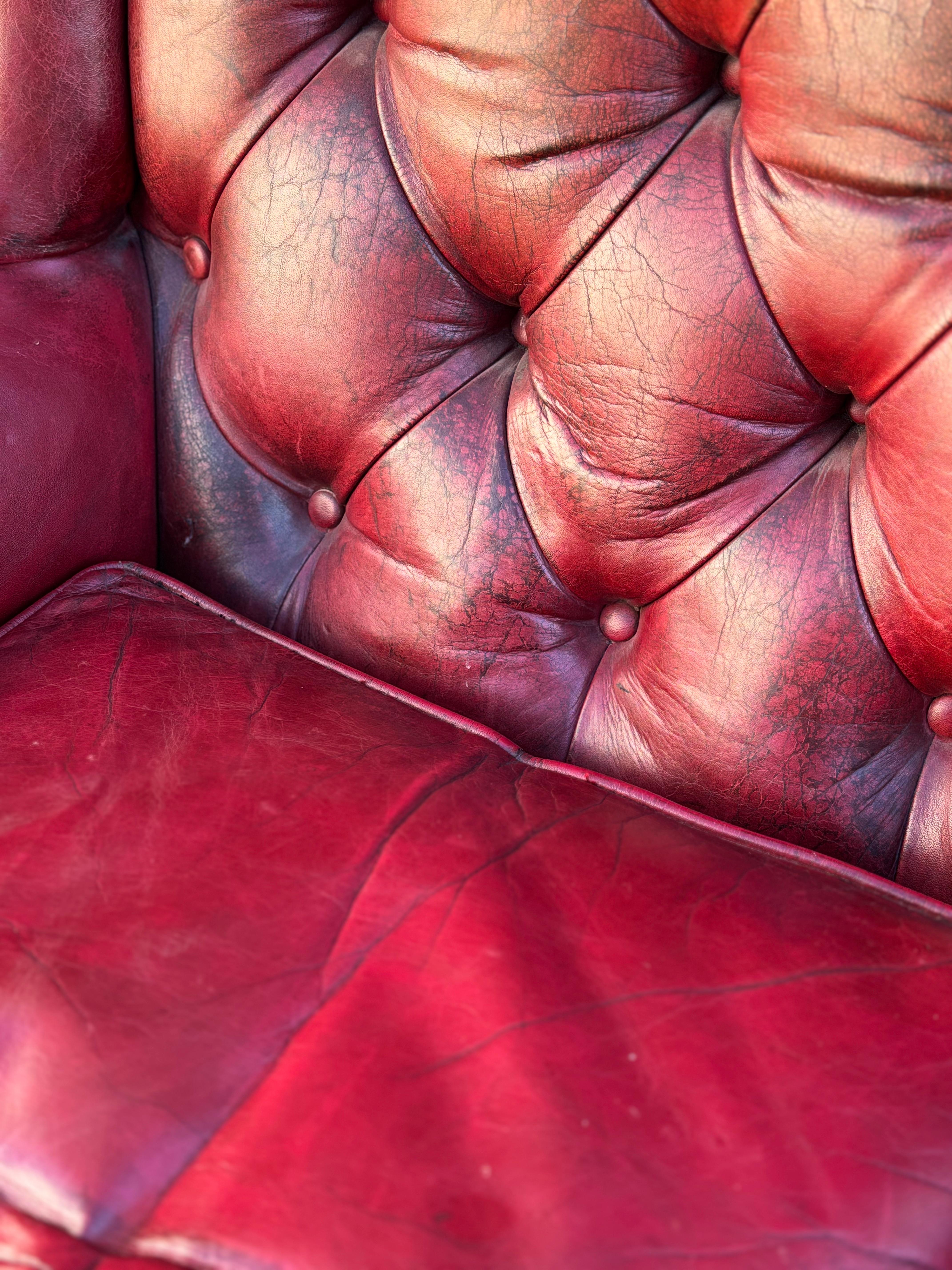 Sillón victoriano intacto de cuero rojo del siglo XIX con alas en venta 2