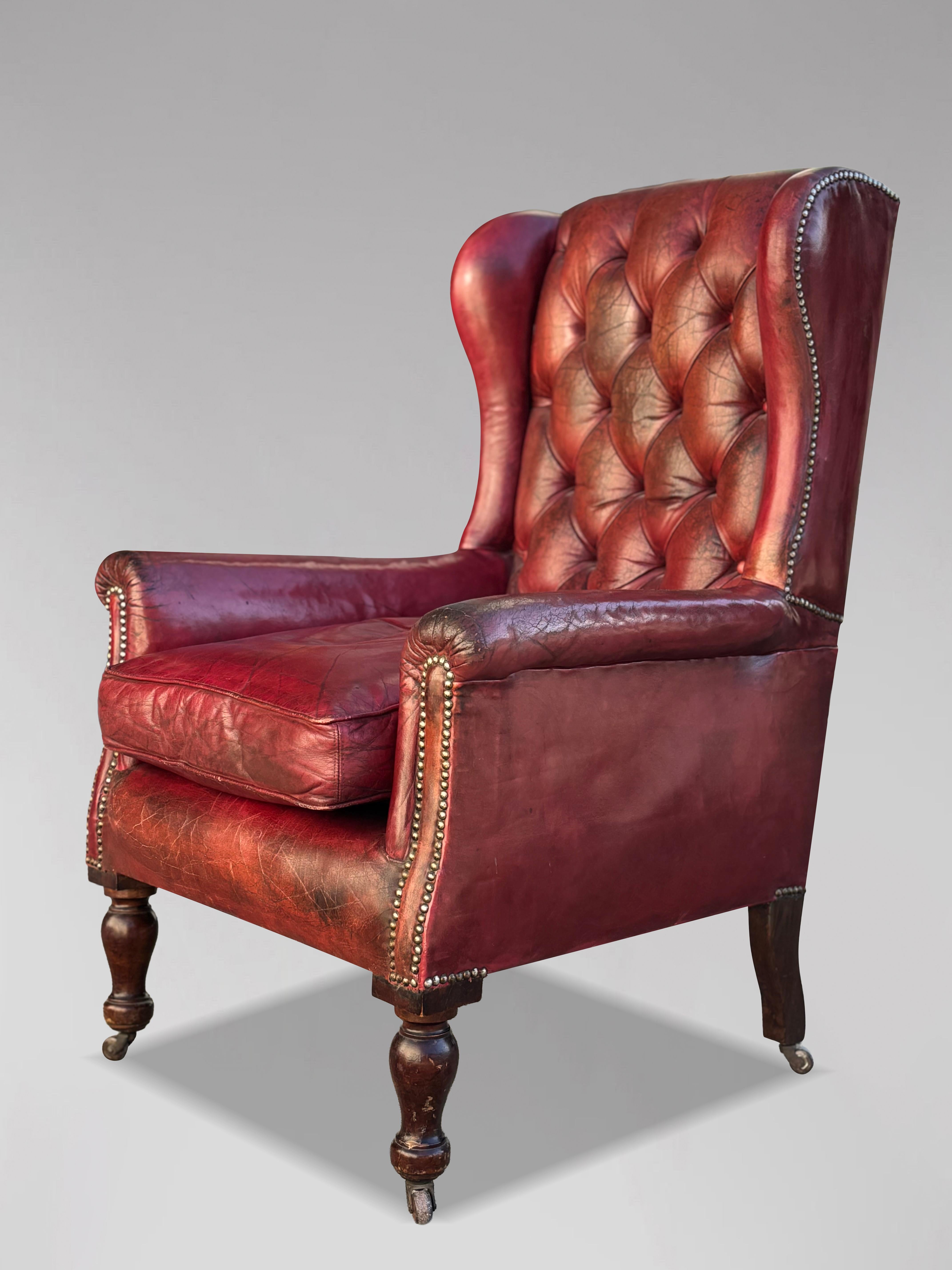 Sillón victoriano intacto de cuero rojo del siglo XIX con alas en venta 3