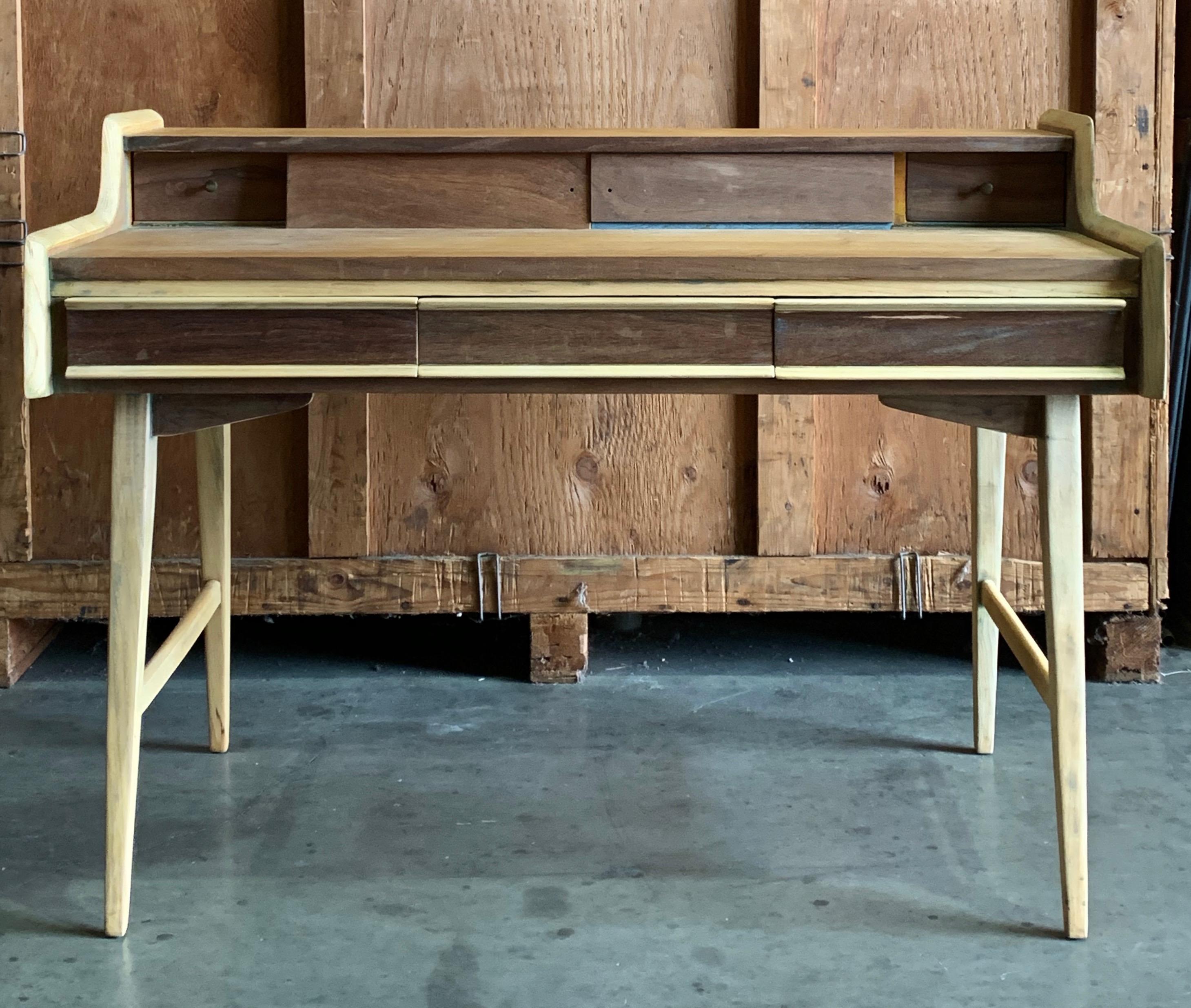 Auffälliger Holzschreibtisch des italienischen Designers Gio Ponti im Rohzustand mit originalen Schubladen, allerdings fehlen an 2 der 4 Schubladen Knaufbeschläge.
