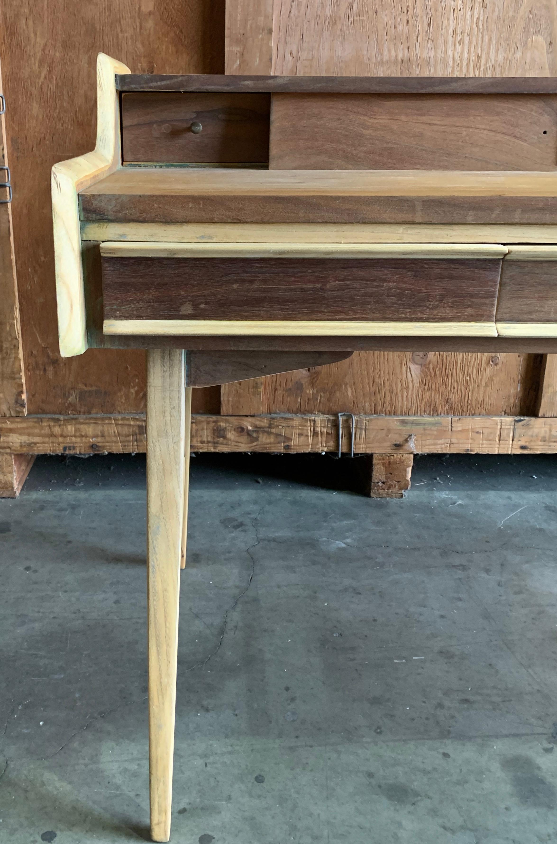 Stripped-Brown Walnut Writing Desk by Gio Ponti In Good Condition For Sale In West Hollywood, CA