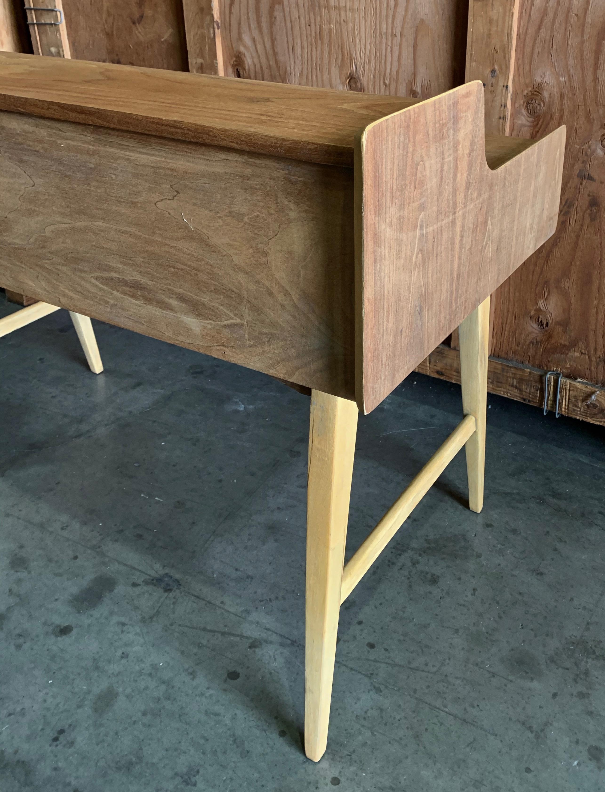 Schreibtisch aus gestreiftem braunen Nussbaumholz von Gio Ponti im Angebot 3